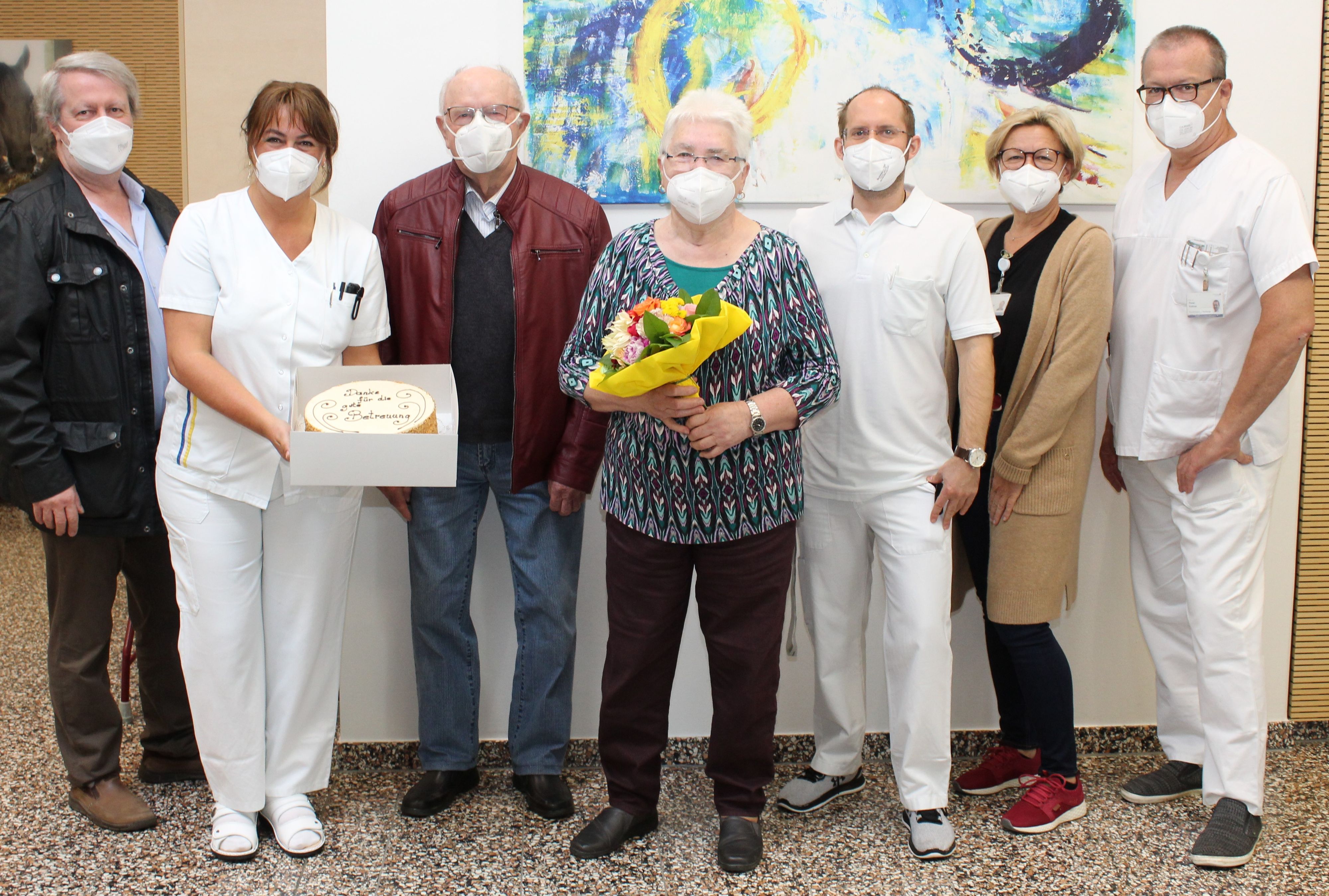 Mit dem Ehepaar Helga und Ernst Huber (Bildmitte) über die Genesung freuen sich (von li.): Ärztlicher Standortleiter Prim. Dr. Michael Böhm, Stellv. Pflegeleiterin IMCU und Anästhesie DGKP Dunja Hahn, 1. Oberarzt der Internen Abteilungen Dr. Bernhard Kitzler, Pflegestandortleiterin Herta Weissensteiner, MBA, Abteilungsleiter Remobilisation/Nachsorge Prim. Dr. Peter Kellner 