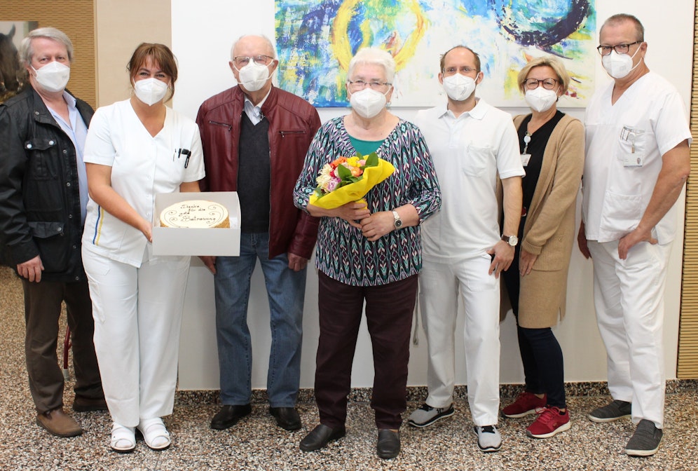 Mit dem Ehepaar Helga und Ernst Huber (Bildmitte) über die Genesung freuen sich (von li.): Ärztlicher Standortleiter Prim. Dr. Michael Böhm, Stellv. Pflegeleiterin IMCU und Anästhesie DGKP Dunja Hahn, 1. Oberarzt der Internen Abteilungen Dr. Bernhard Kitzler, Pflegestandortleiterin Herta Weissensteiner, Abteilungsleiter Remobilisation/Nachsorge Prim. Dr. Peter Kellner 