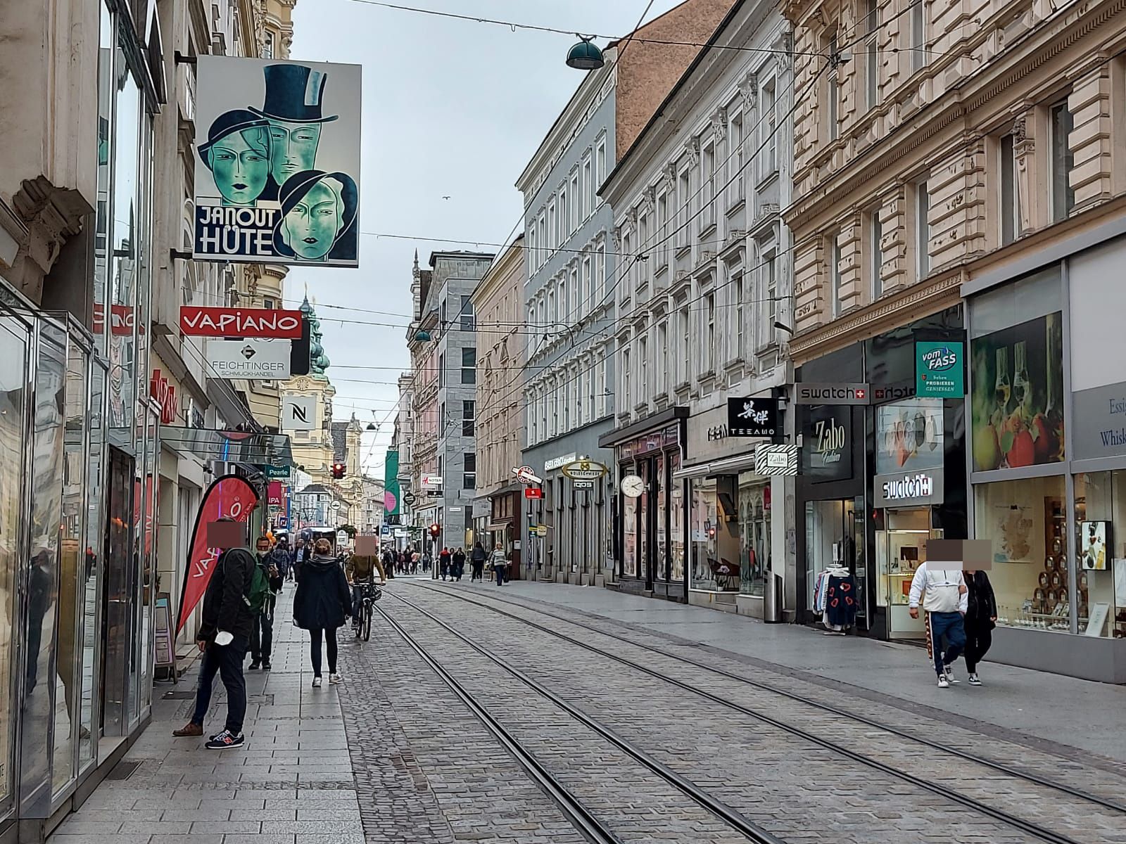 Die Verurteilte soll trotz Corona auf der Linzer Landstraße spazieren gegangen sein.