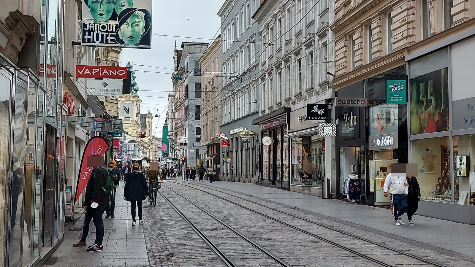 Die Verurteilte soll trotz Corona auf der Linzer Landstraße spazieren gegangen sein.