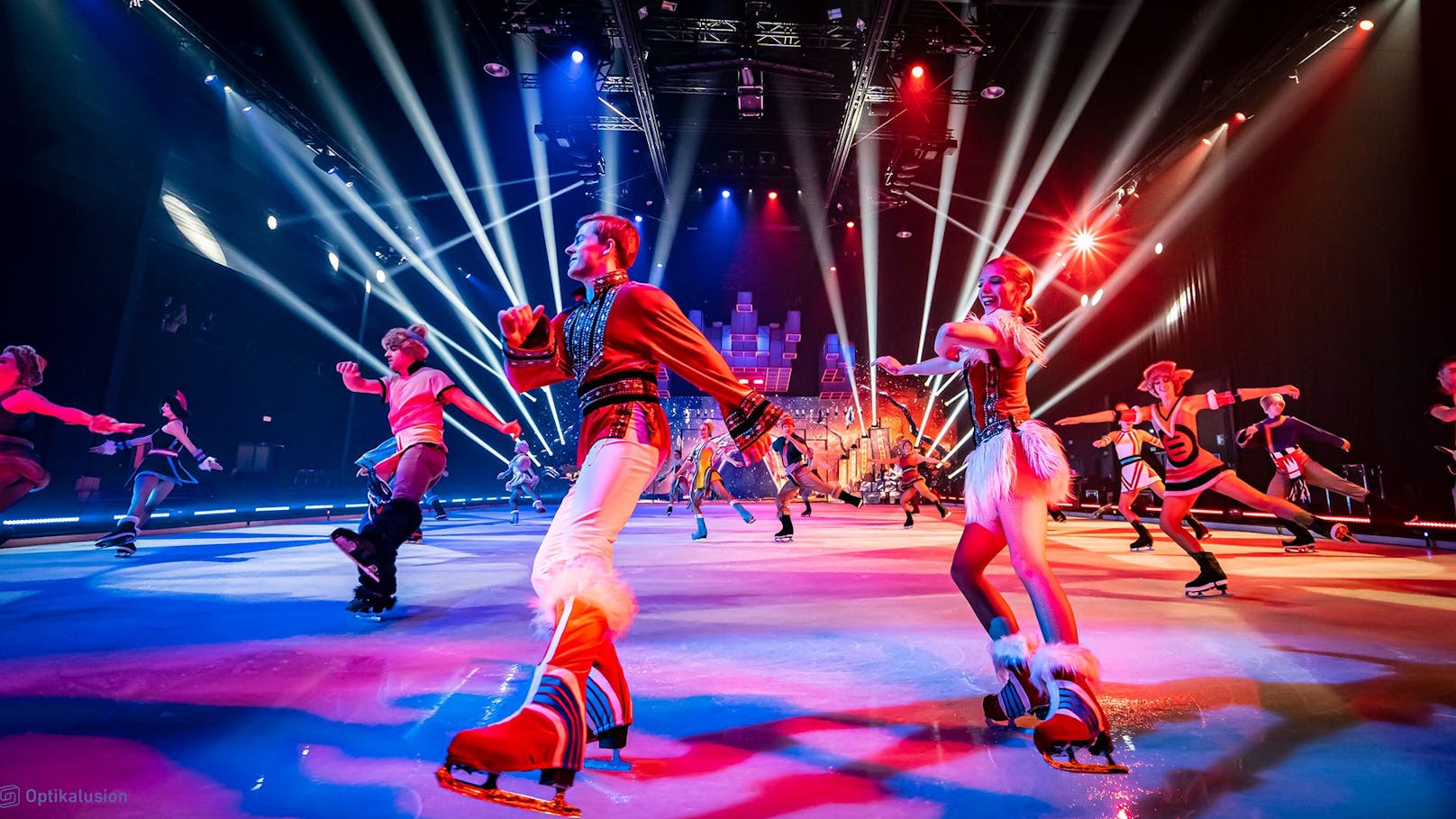 Tolle Kostüme und Light-Show: Holiday on Ice entführt in bezaubernde Welten.