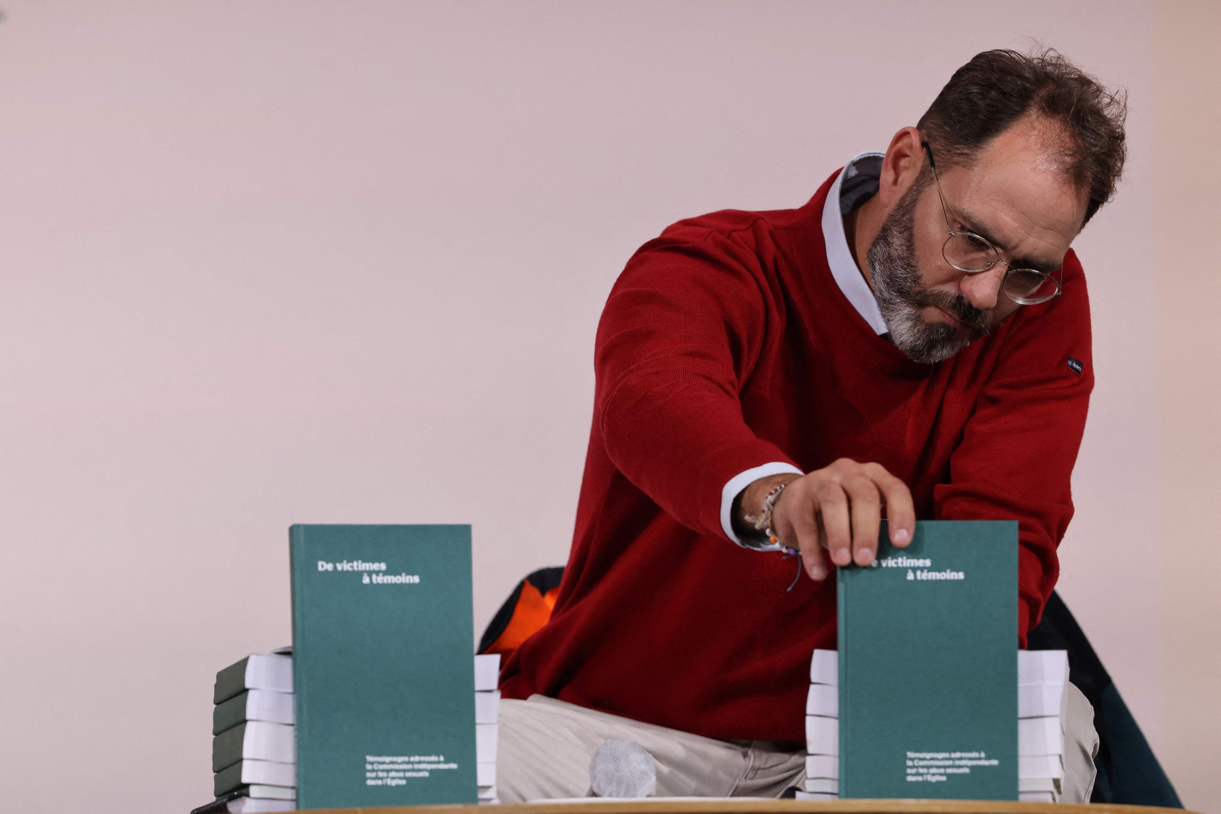 Gründer der Opfervereinigung "La parole liberée" bei der Präsentation des Berichts.