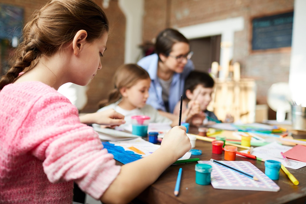 Kinder sollen illegal in Gruppen unterrichtet worden sein.