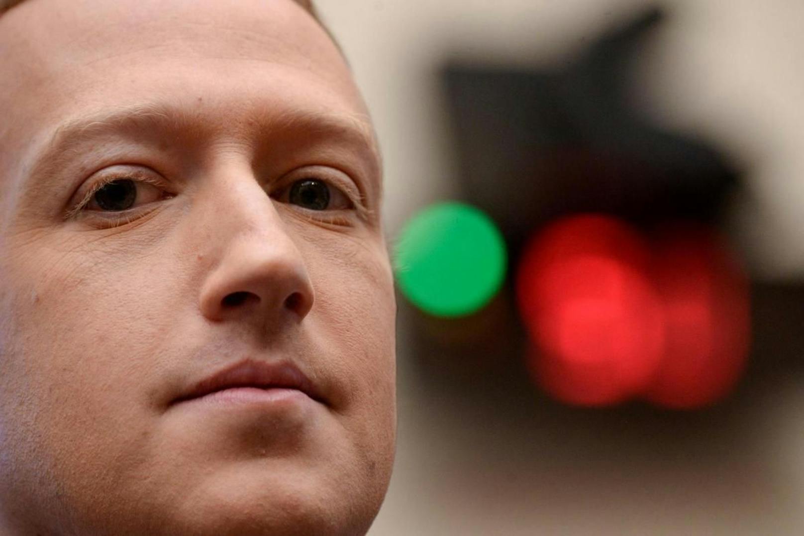 Die Facebook-Aktie sackte zeitweise um 5 Prozent ab, Facebook-Gründer Mark Zuckerberg verlor 6 Milliarden Dollar Vermögen.