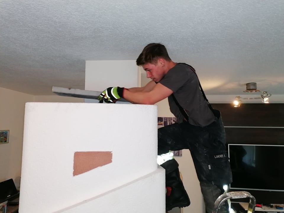 Feuerwehrmann Alexander Lakner ist gelernter Ofenbauer. Er zerlegte den Kachelofen und befreite die Katze aus dem Spalt.