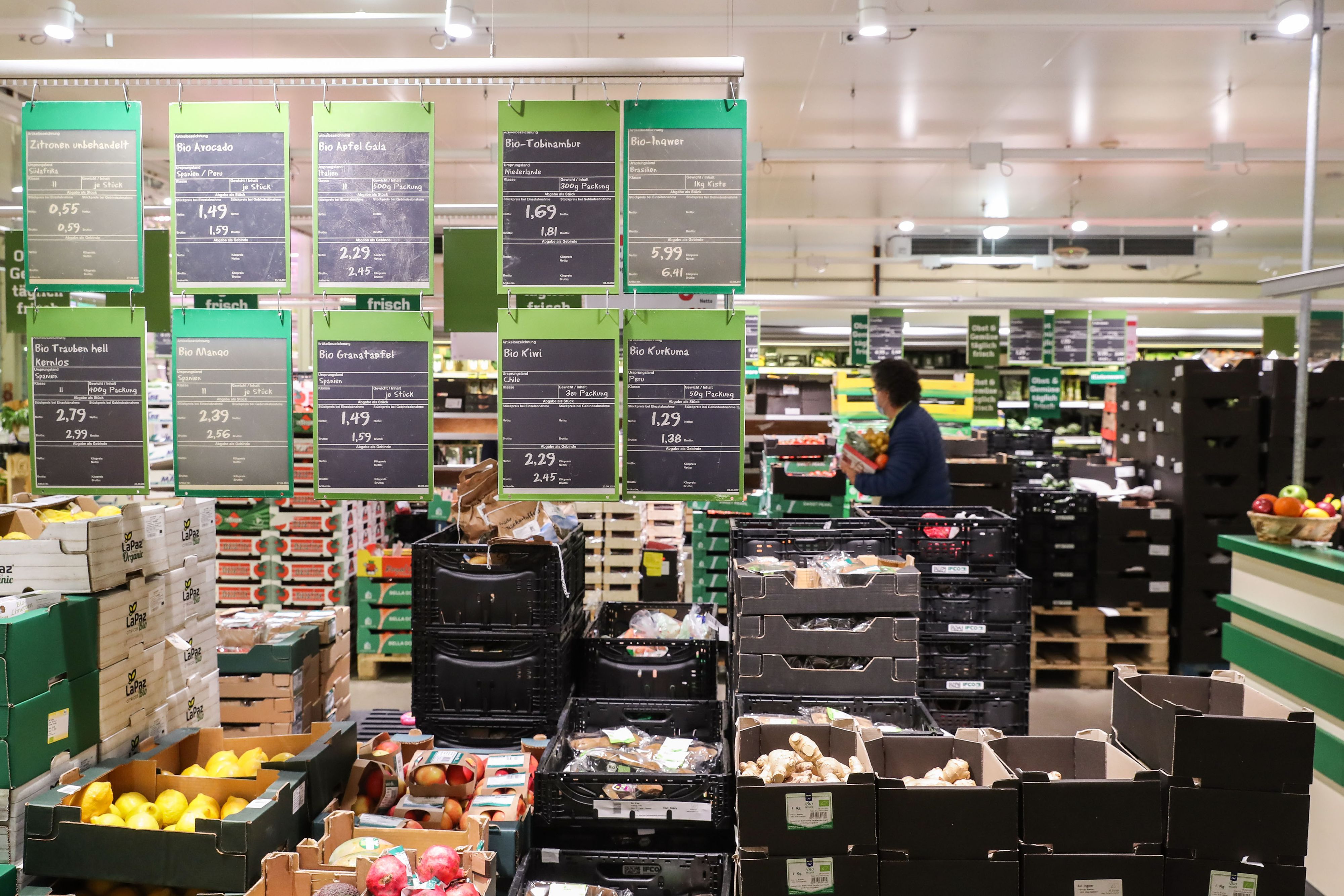 Download von www.picturedesk.com am 05.10.2021 (08:48).  (211001) -- BERLIN, Oct. 1, 2021 (Xinhua) -- A customer shops for fruit and vegetables at a supermarket in Berlin, capital of Germany, on Oct. 1, 2021. Eurozone inflation accelerated to 3.4 percent year-on-year (y-o-y) in September, reaching a 13-year high, according to a flash estimate published on Friday by Eurostat, the statistical office of the European Union (EU). (Xinhua/Shan Yuqi).Xinhua News Agency / eyevine :...http://. - 20211001_PD13311 - Rechteinfo: Rights Managed (RM)