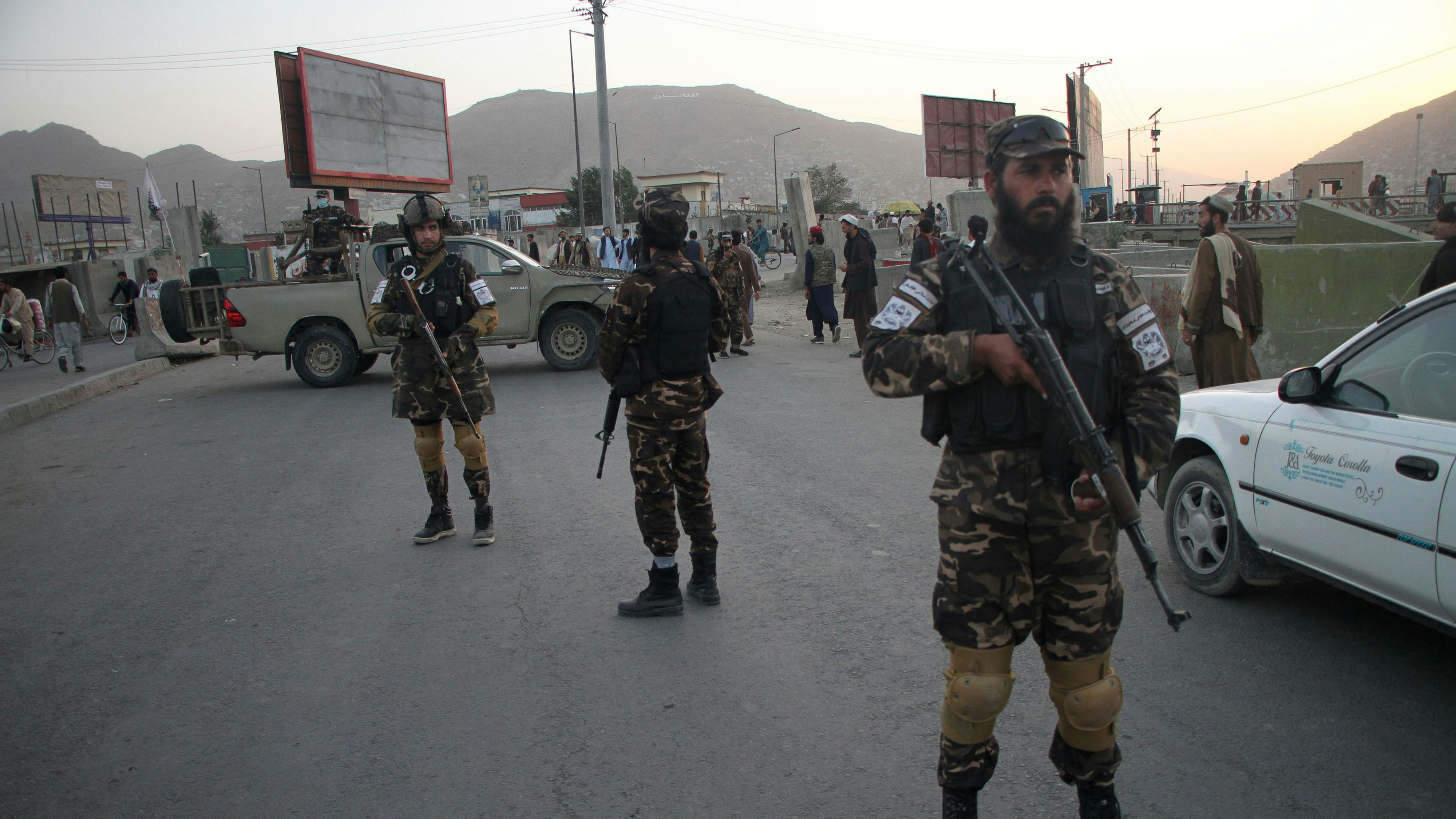 Download von www.picturedesk.com am 05.10.2021 (09:47).  (211003) -- KABUL, Oct. 3, 2021 (Xinhua) -- Afghan Taliban members stand guard at the site of a blast in Kabul, capital of Afghanistan, Oct. 3, 2021 At least two civilians were killed and four others wounded after an explosion occurred at the middle of a crowd outside a big mosque in Kabul, capital of Afghanistan, on Sunday, a Taliban spokesman confirmed. (Photo by Saifurahman Safi/Xinhua).Xinhua News Agency / eyevine :...http://. - 20211003_PD17237 - Rechteinfo: Rights Managed (RM)