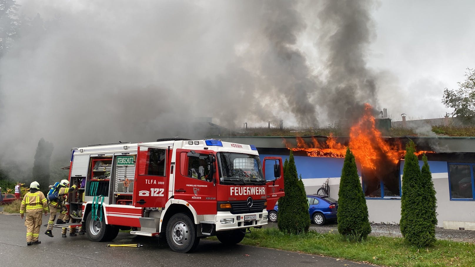 In Kössen (Bezirk Kitzbühel) ist am Dienstag eine Werkstatt in Brand geraten.