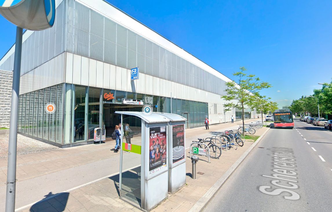 Blick auf die Park & Ride Anlage an der U1-Station Leopoldau in Wien-Floridsdorf.