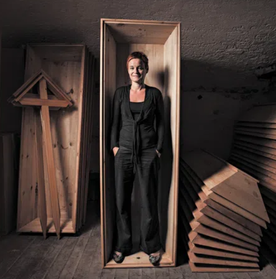 Sa(r)g leise Servus: Christine Pernlochner-Kügler erzählt aus ihrem Leben als Bestatterin.