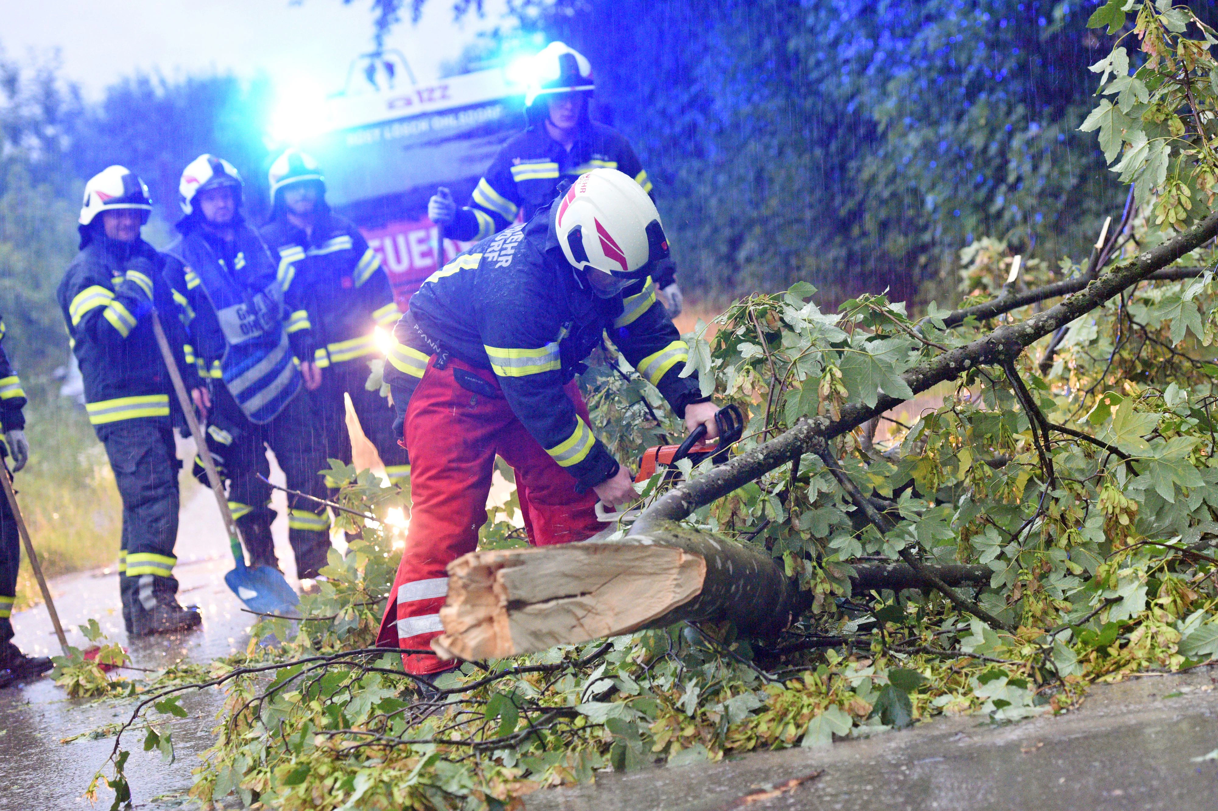 Feuerwehrkräfte bei der Beseitigung von Sturmschäden. Symbolbild