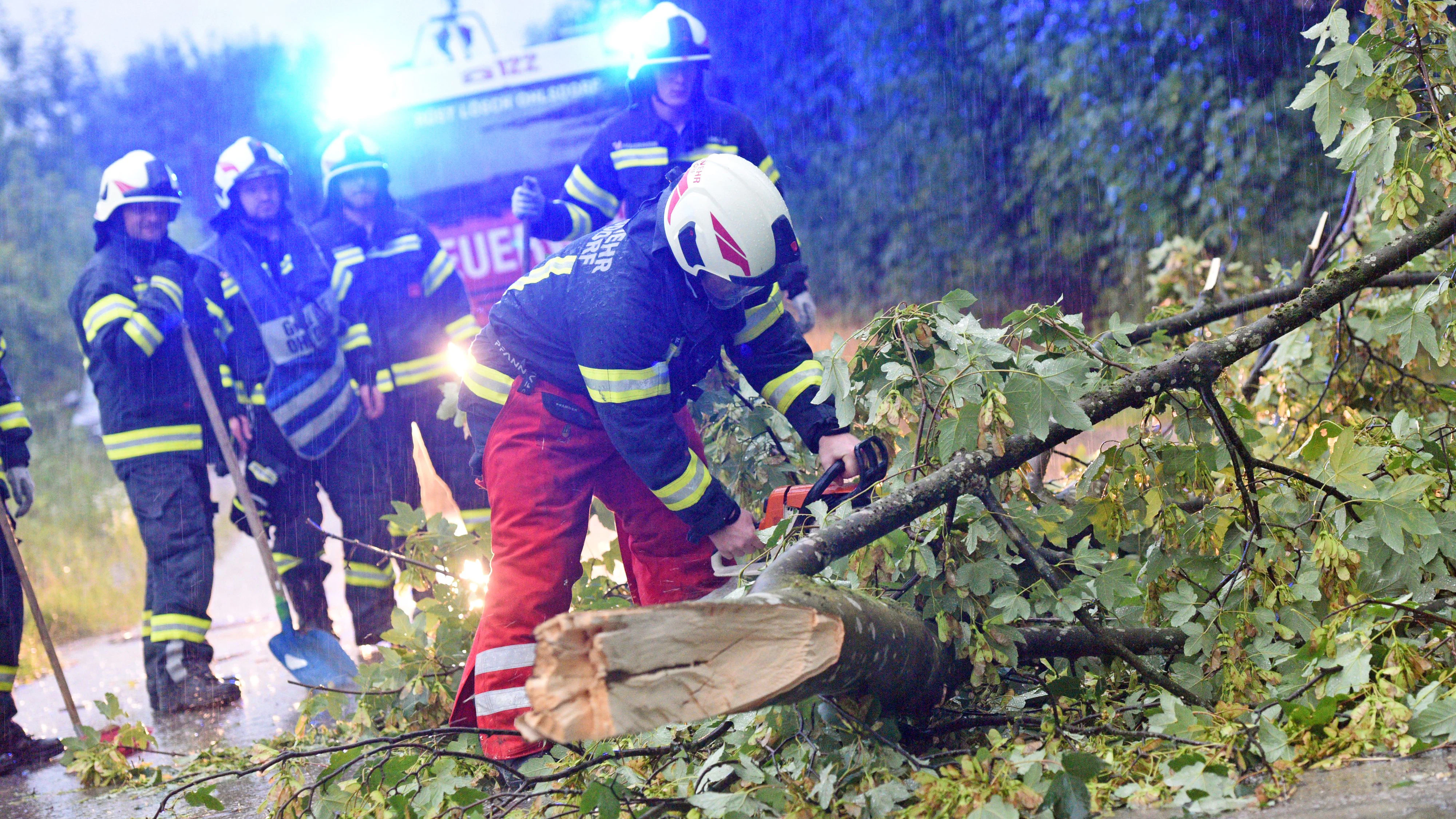 Feuerwehrkräfte bei der Beseitigung von Sturmschäden. Symbolbild