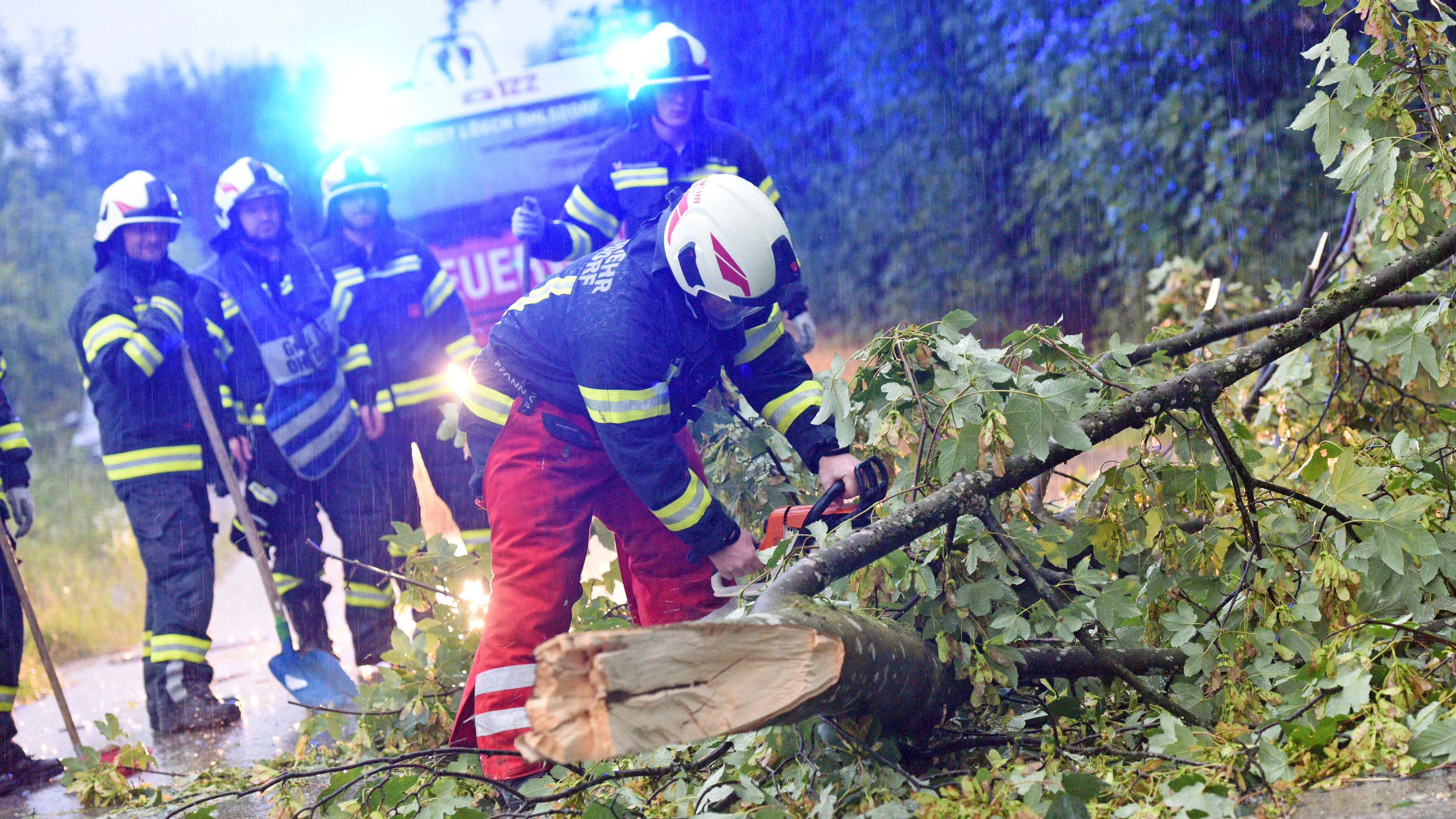 Feuerwehrkräfte bei der Beseitigung von Sturmschäden. Symbolbild