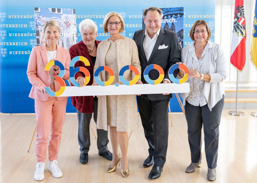 Landeshauptfrau Johanna Mikl-Leitner (Mitte) mit Kristina Sprenger (Bühnen Berndorf), Christine Bauer (Nestroyspiele Schwechat), Helmut Kulhanek (Sommernachtskomödie Rosenburg) und Monika Steiner (Festival Retz).