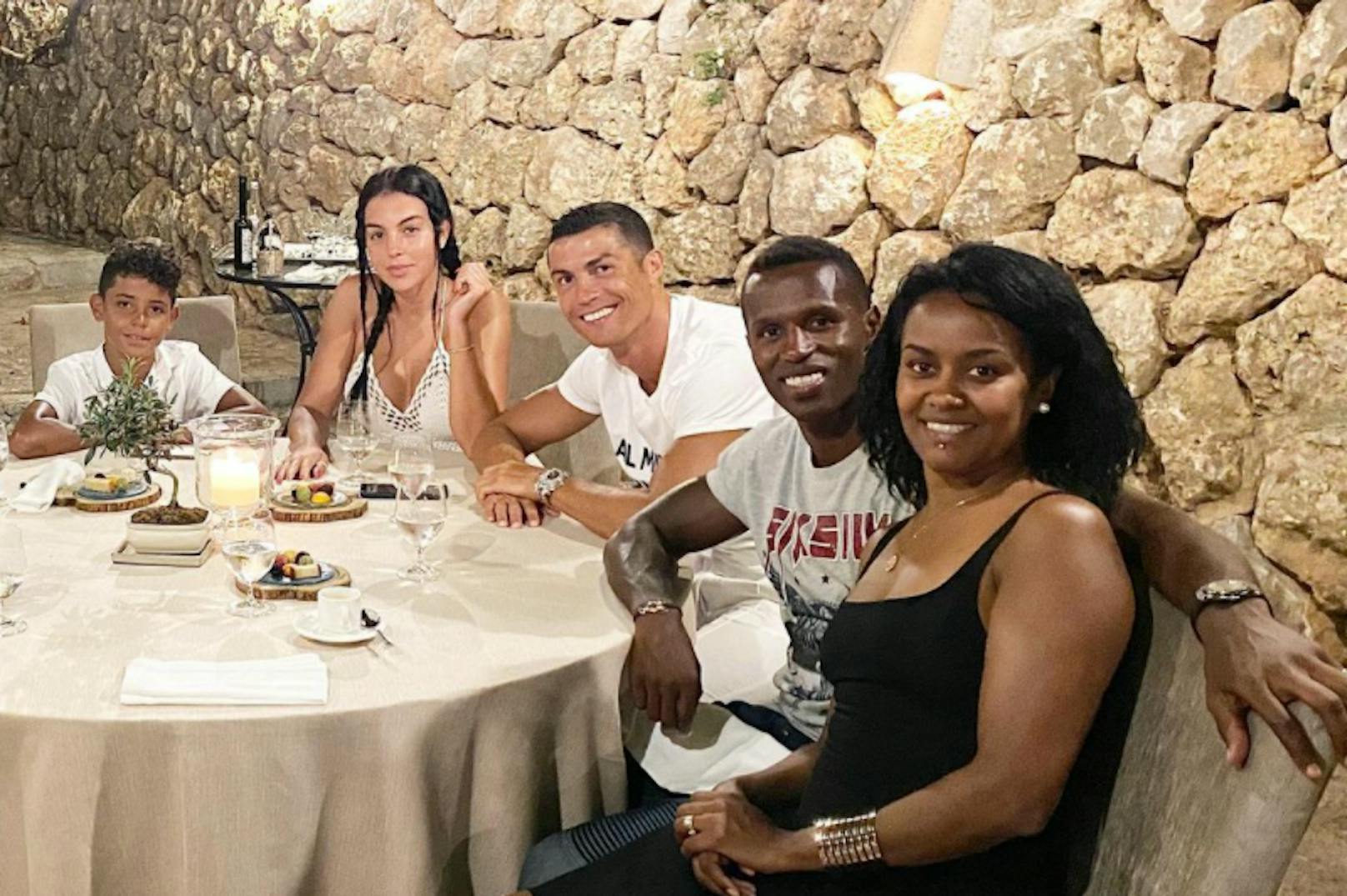 Cristiano Ronaldo beim Essen mit seiner Familie und den Freunden Jose Semedo und dessen Ehefrau Soraia.