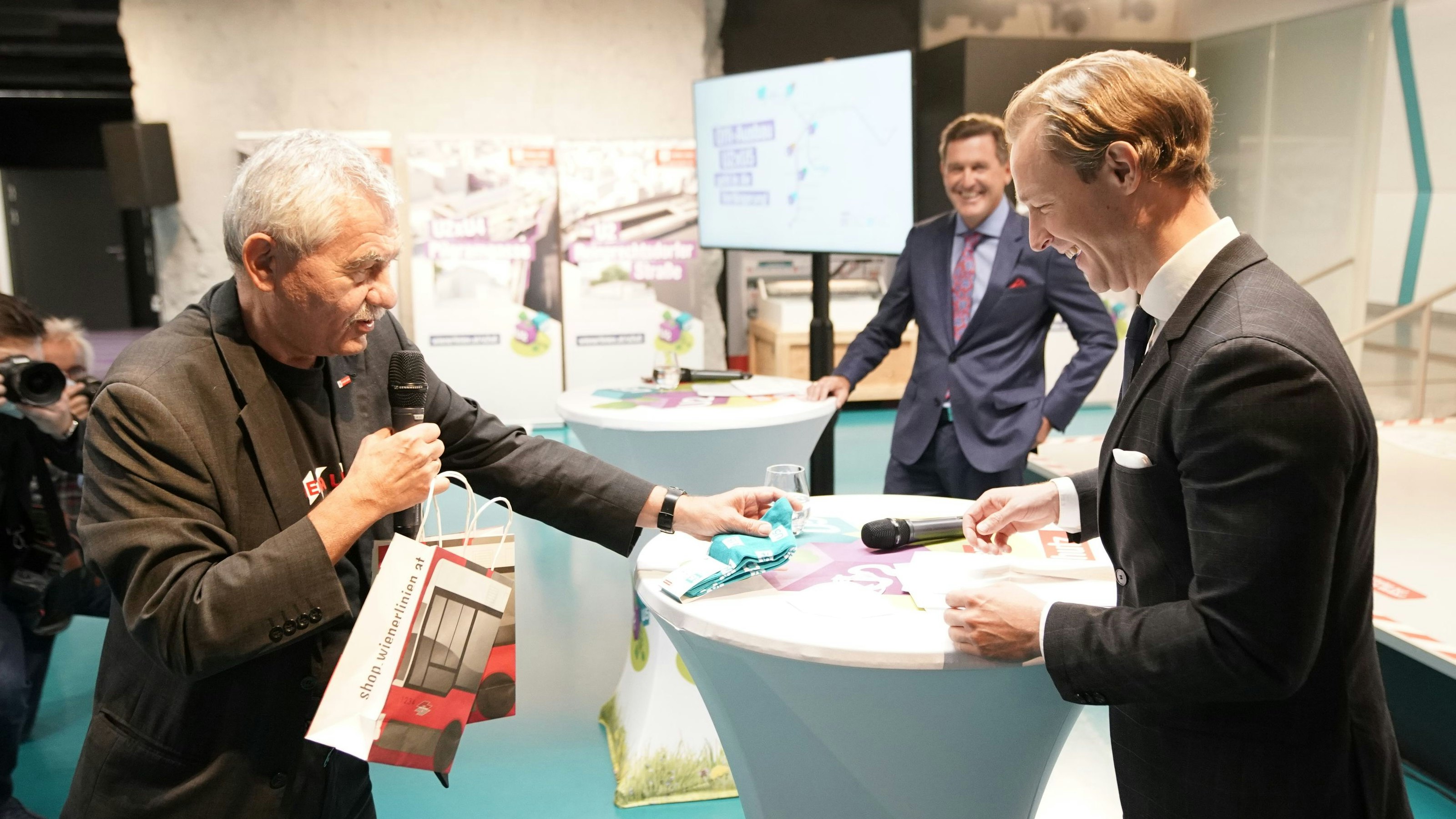 Ende September schenkte Wiener Linien-Chef Günter Steinbauer Finanzminister und ÖVP-Wien-Chef gernot Blümel noch türkise U-Bahn-Socken. Jetzt sorgt er mit einem Tweet für Verärgerung bei der ÖVP.