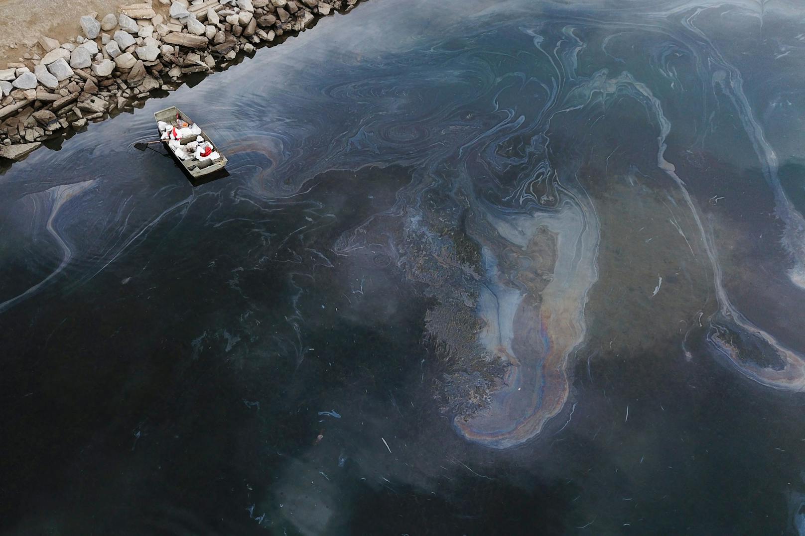 Aus einer defekten Pipeline waren rund 475.000 Liter Öl in den Pazifik geströmt.
