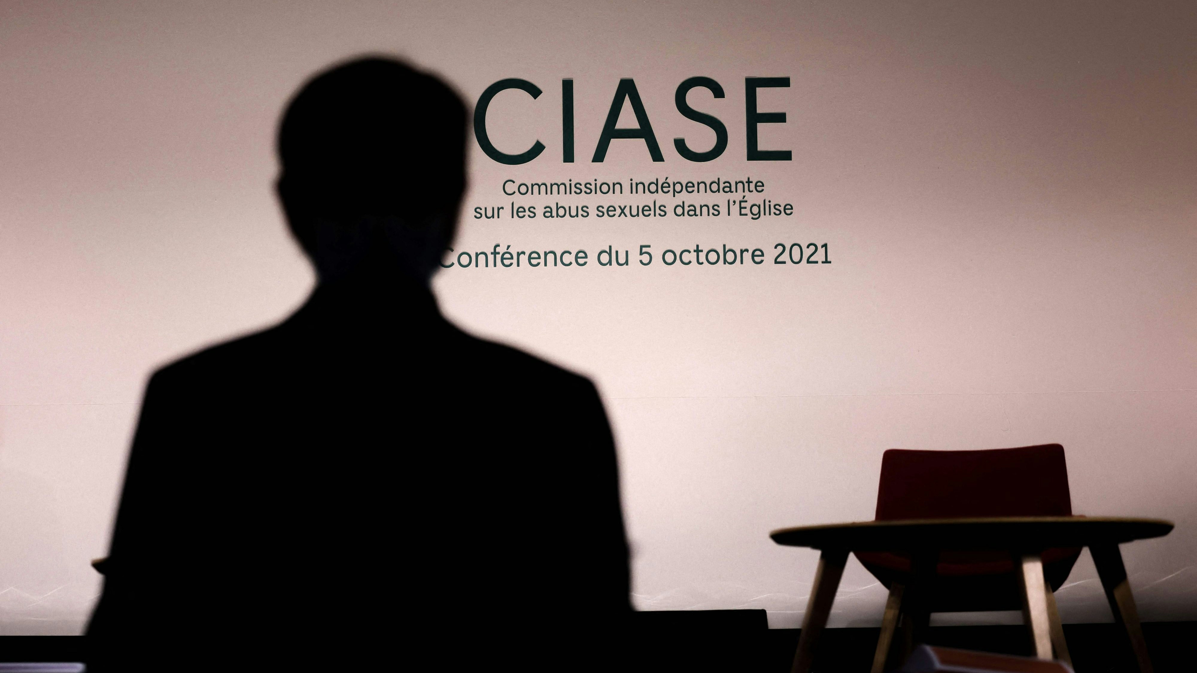 Download von www.picturedesk.com am 05.10.2021 (10:06).  A picture taken in Paris on October 4, 2021 shows a view of a press conference room on the eve of the handover of the Ciase report into sexual abuse by church officials. - Some 3,000 paedophiles have operated inside the French Catholic Church since 1950, the head of Independent Commission on Sexual Abuse in the Church (Ciase) told AFP days ahead of the release of its report. (Photo by THOMAS COEX / AFP) - 20211004_PD6053 - Rechteinfo: Rights Managed (RM) Nur für redaktionelle Nutzung! Werbliche Nutzung erfordert Freigabe: bitte schicken Sie uns eine Anfrage.