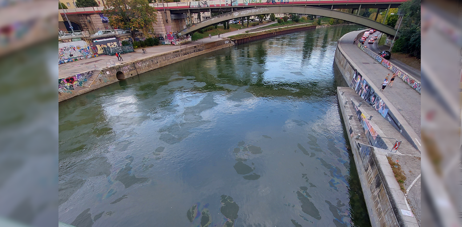 Am Wasser des Donaukanals lag ein riesiger Ölfilm.