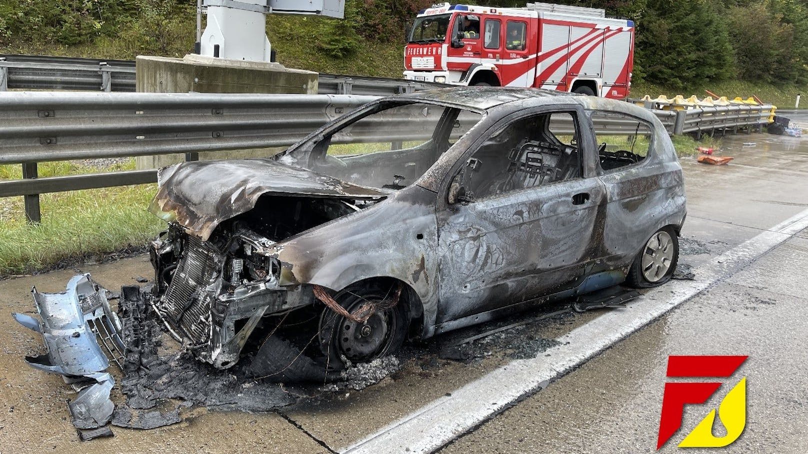 Bei einem Auffahrunfall auf der A10 brannte der Chevrolet Kalos einer 64-jährigen Slowenin völlig aus.