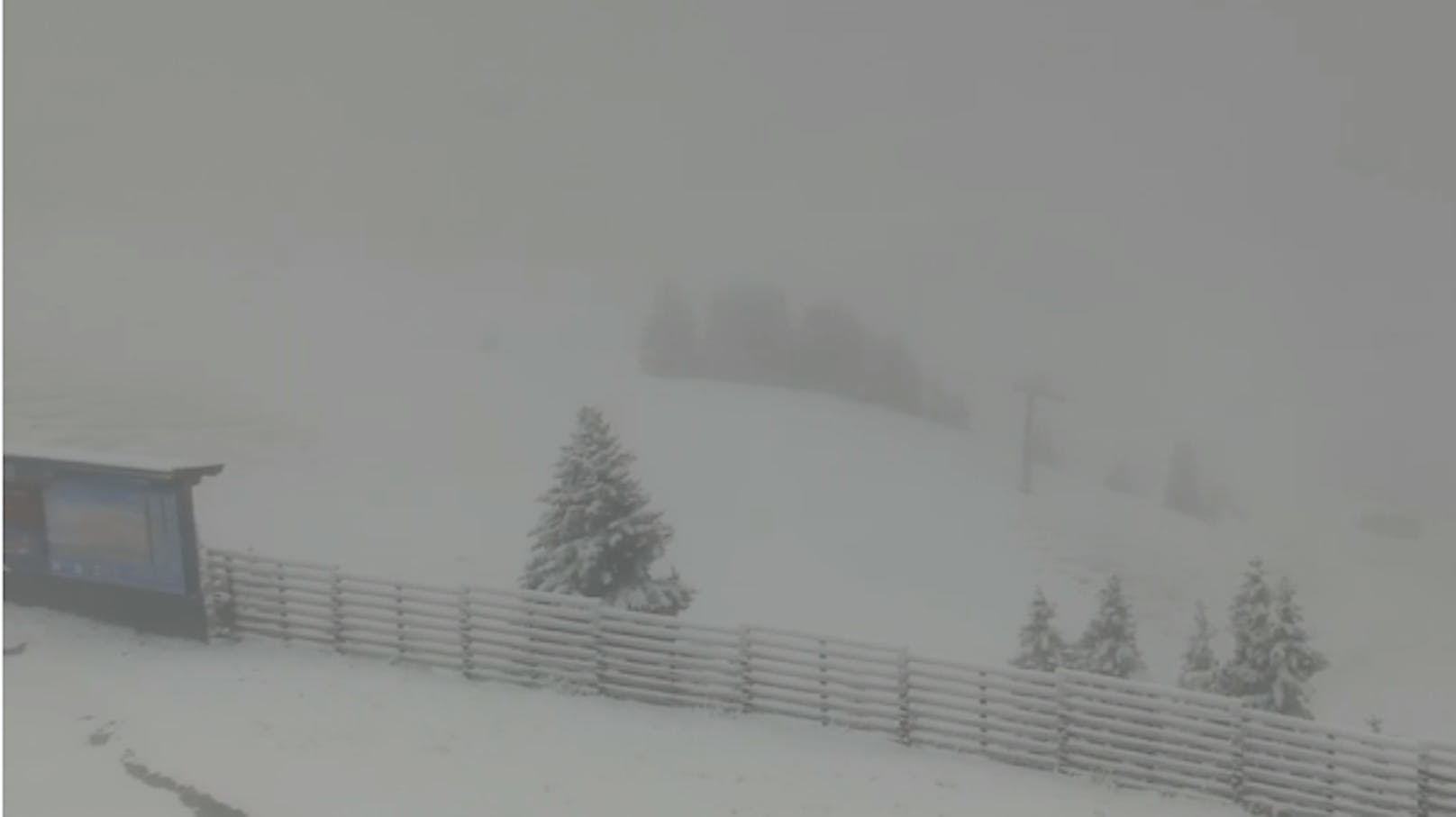 Nebelschwaden verdecken die Sicht auf die weiße Pracht beim Wiedersberghorn auf 1.880 Metern im Tiroler Alpachtal.&nbsp;