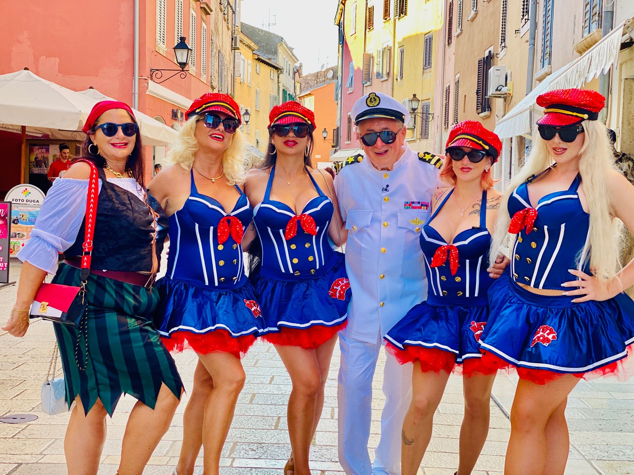 Richard Lugner und seine Matrosinnen stechen am Donnerstag zum letzten Mal in hohe See.