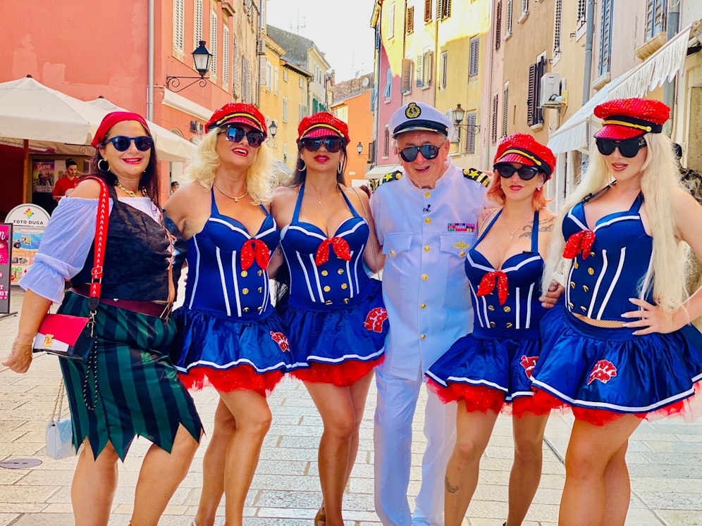 Richard Lugner ist gerne der Hahn im Korb – auch für ATV stach er mit ein paar Tierchen in See.&nbsp;