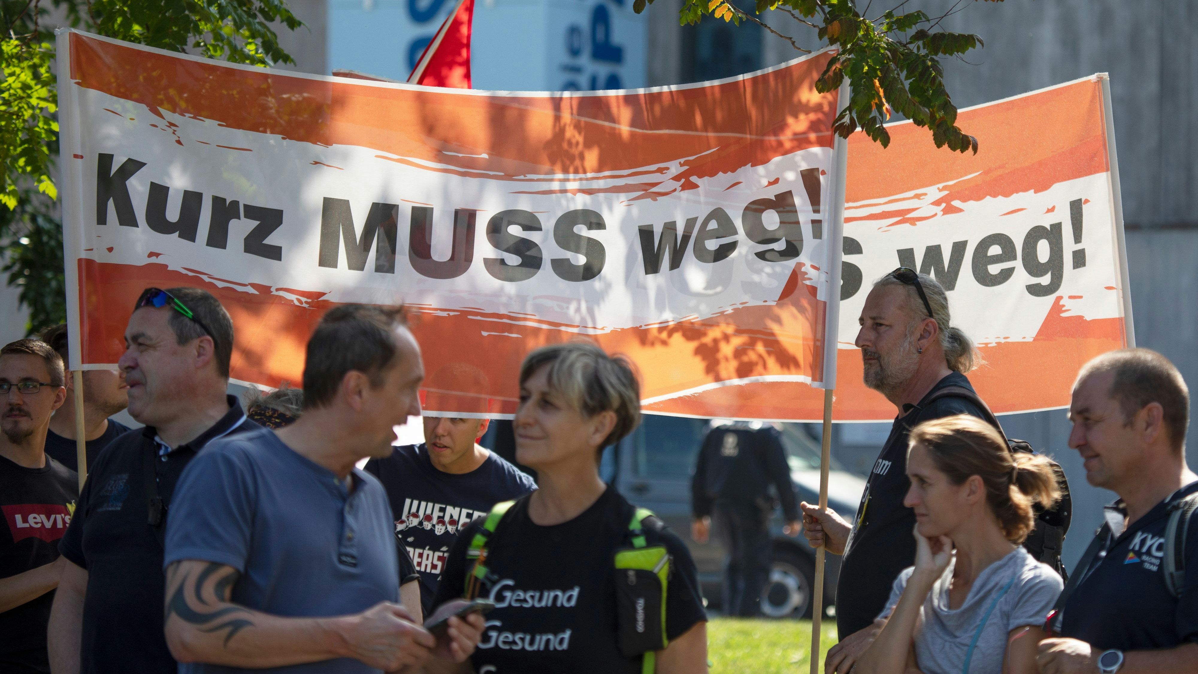 Download von www.picturedesk.com am 06.10.2021 (16:15).  AUSTRIA; VIENNA; 20210911; Participants in a demonstration against the Corona Virus (COVID-19) measures taken by the Austrian government wave Austria flags and "Kurz has go" banners in Vienna on September 11, 2021. /// ÖSTERREICH; WIEN; 20210911; Teilnehmer einer Demonstration gegen die Corona - Virus (COVID-19) Massnahmen der Österreichischer Regierung schwenken Österreich Fahnen und "Kurz muss Weg" Transparente in Wien am 11. September 2021. - 20210911_PD3764 - Rechteinfo: Rights Managed (RM)
