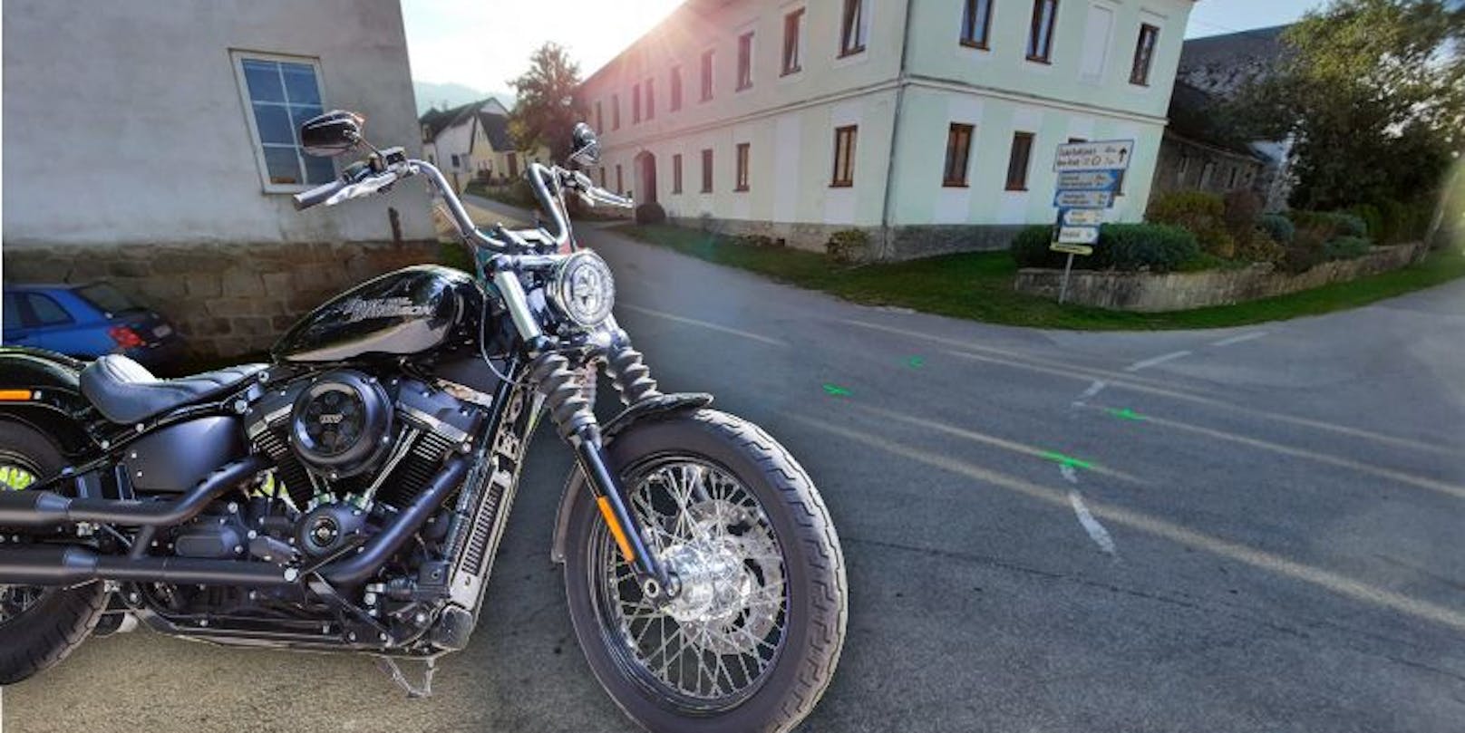 Symbolfoto einer Harley und die Unfallstelle.