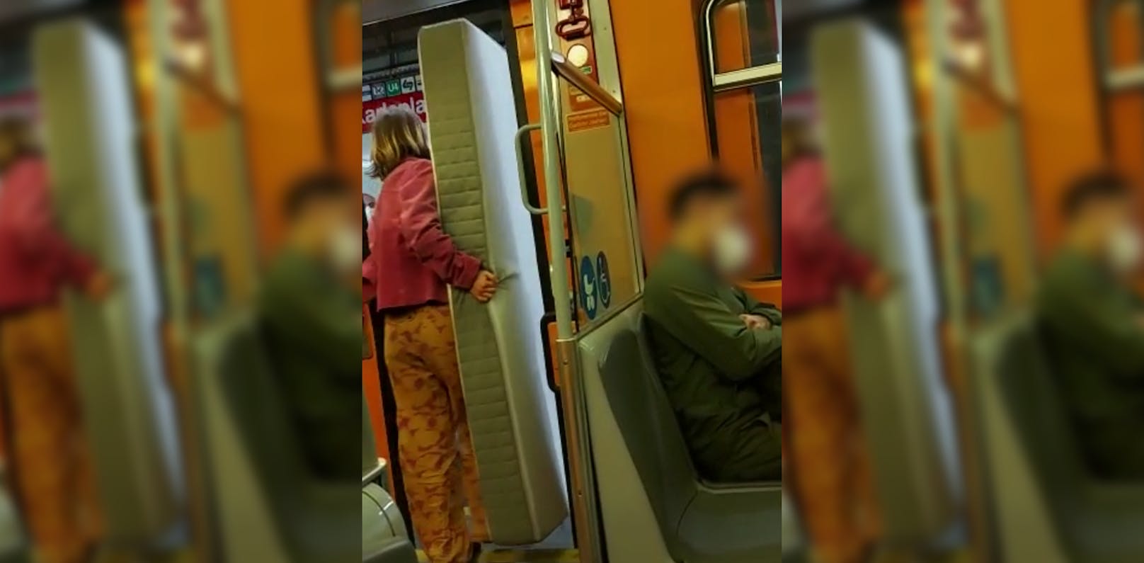 Zwei Wiener schleppten sich am Montag in der U-Bahn ab.