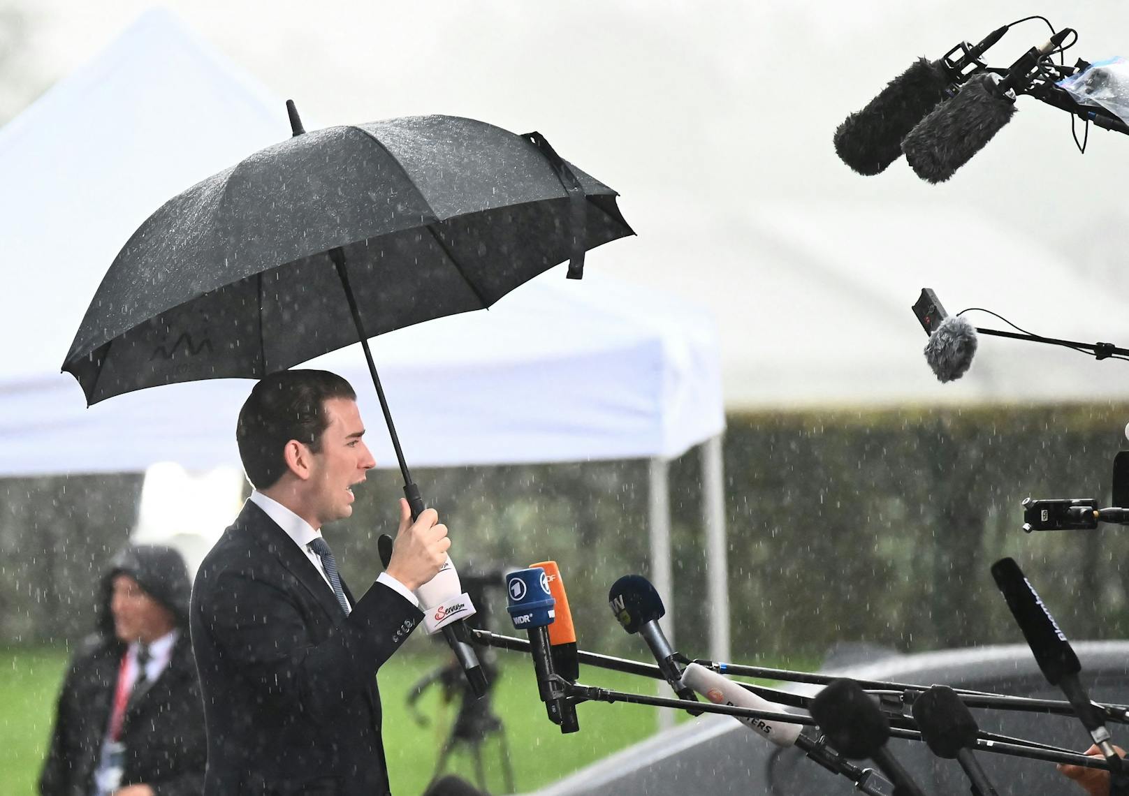 Bei strömendem Regen gab der Kanzler seine ersten Presse-Statements ab.&nbsp;