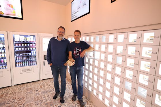 Die Co-Gründer Alexander Billasch (49) und Thomas Kliche (45) haben das erste Automatenrestaurant "Foodie Fridge" in Wien-Leopoldstadt eröffnet.
