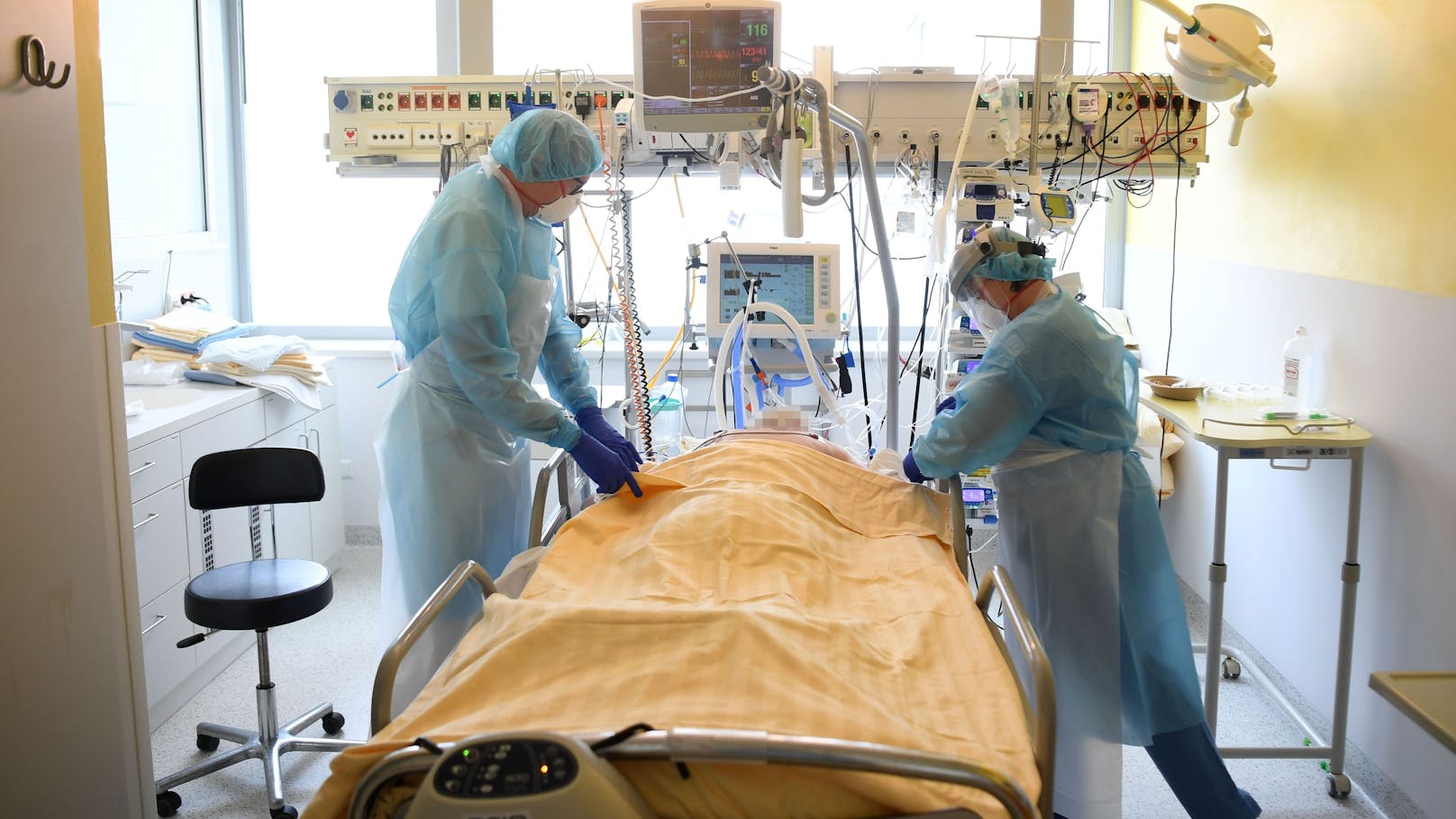 Ein Patient wird auf der Intensivstation des Universitätsklinikums Tulln versorgt.