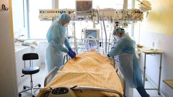 Ein Patient wird auf der Intensivstation des Universitätsklinikums Tulln versorgt.