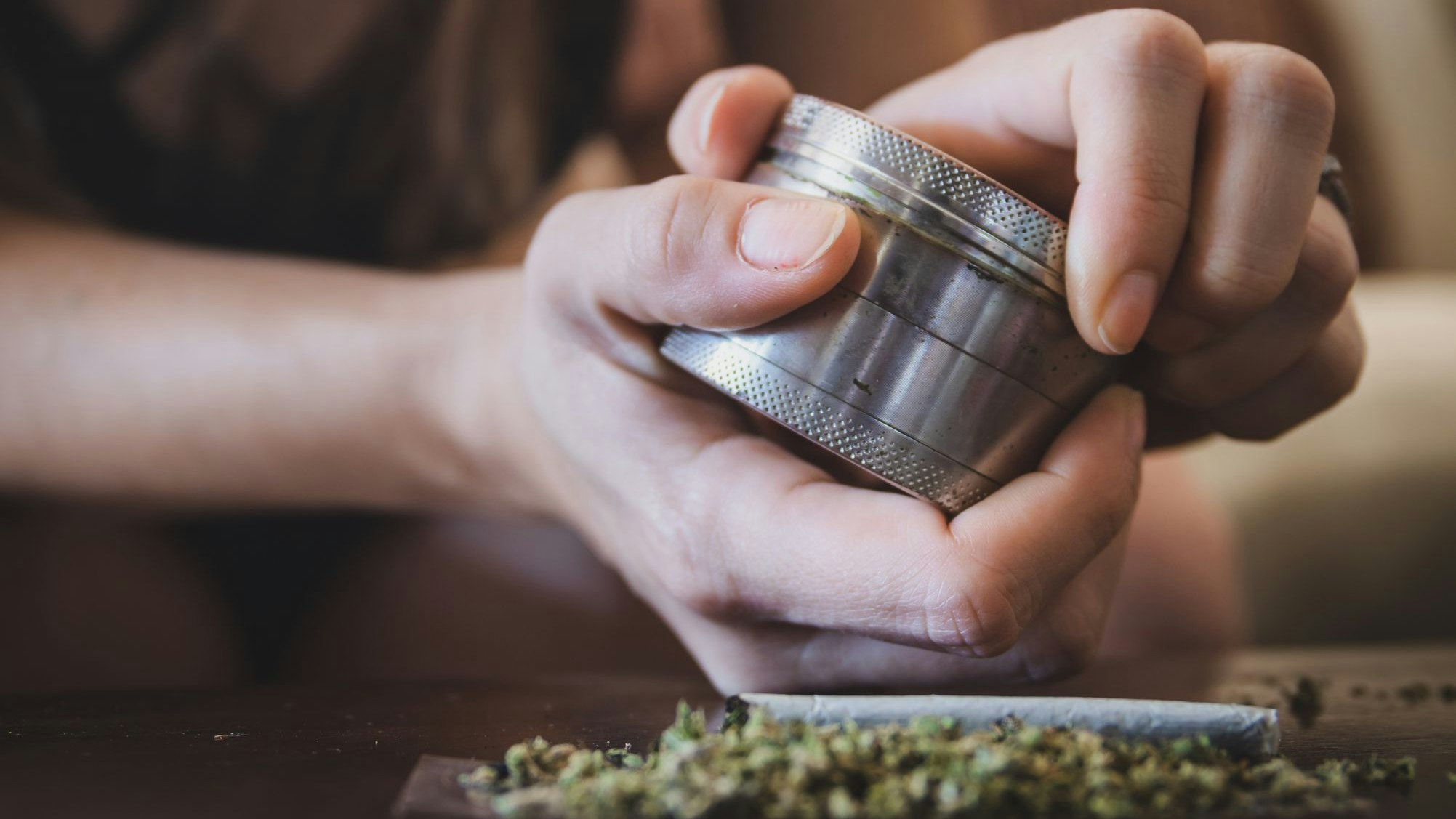 Mit der Kräutermühle wurden Marihuanablüten zerkleinert.