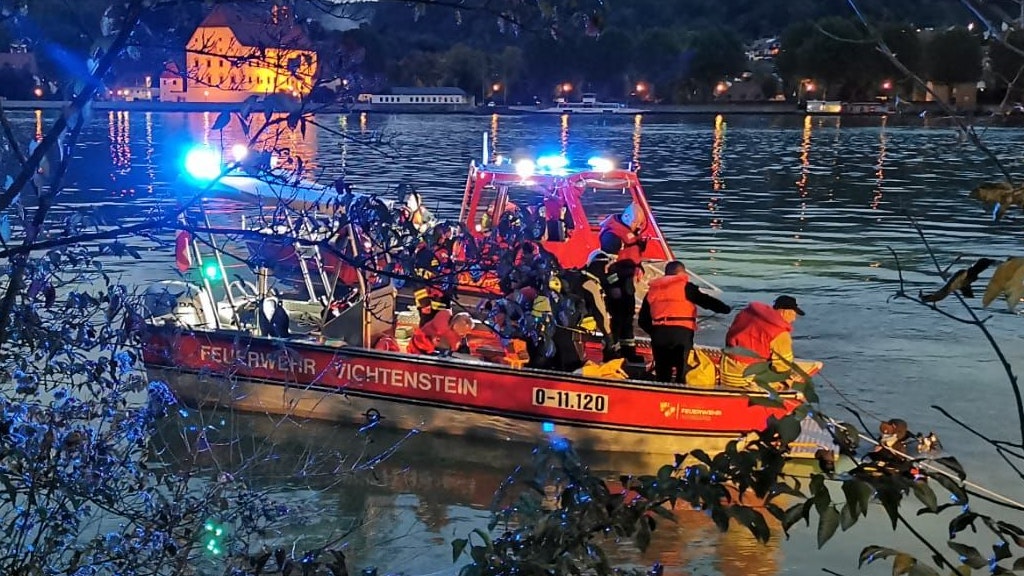 In Engelhartszell stürzte das Auto in die Donau.