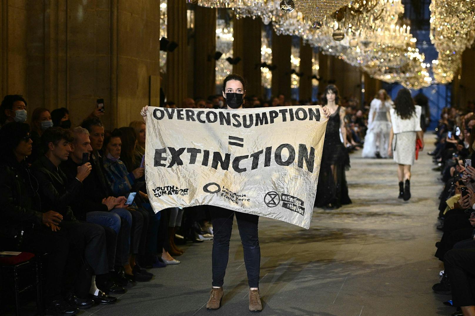 Klima-Demonstranten stürmten Luxus-Modenschau in Paris