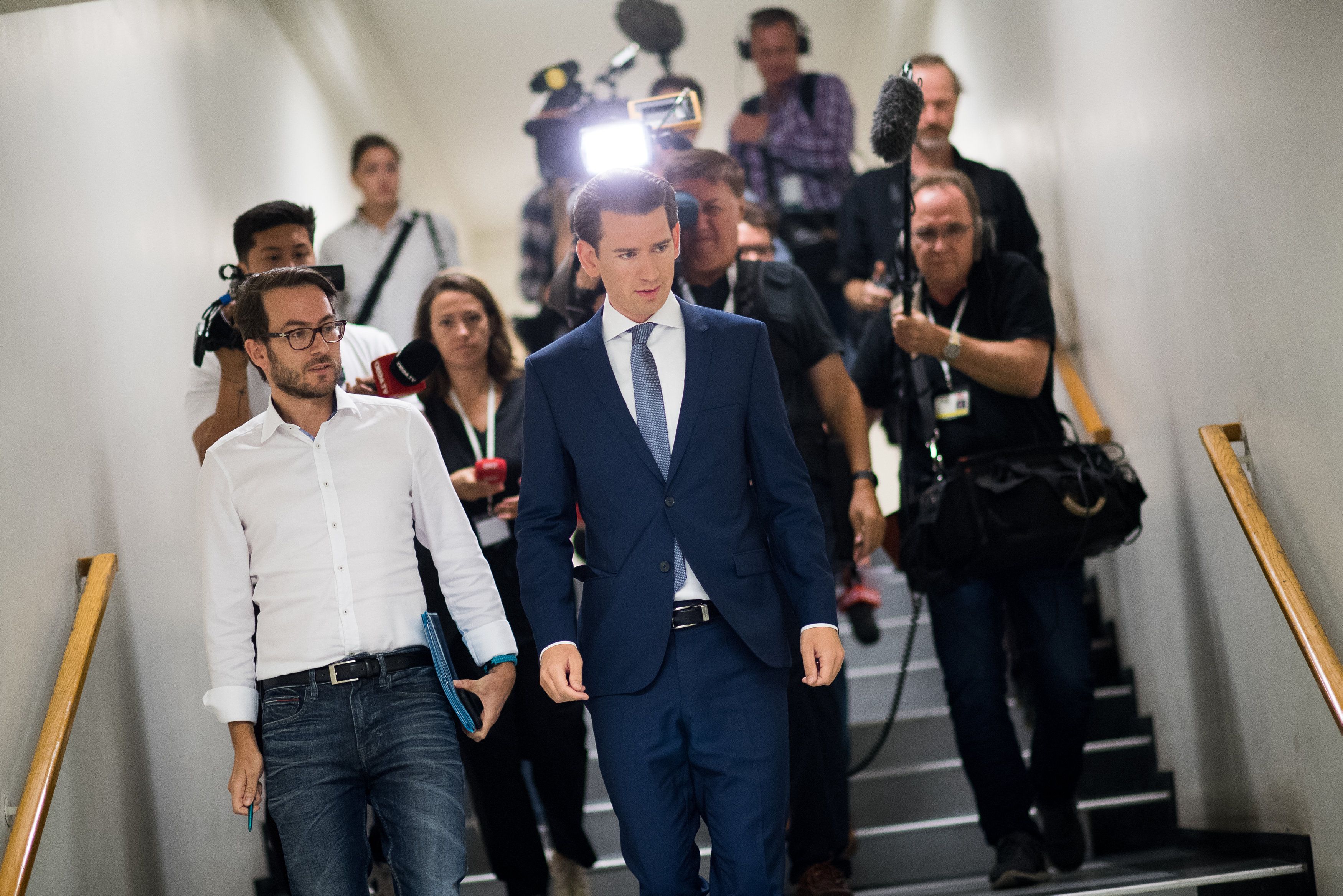 Im Visier der Staatsanwaltschaft: Bundeskanzler Sebastian Kurz mit Kanzlersprecher Johannes Frischmann.
