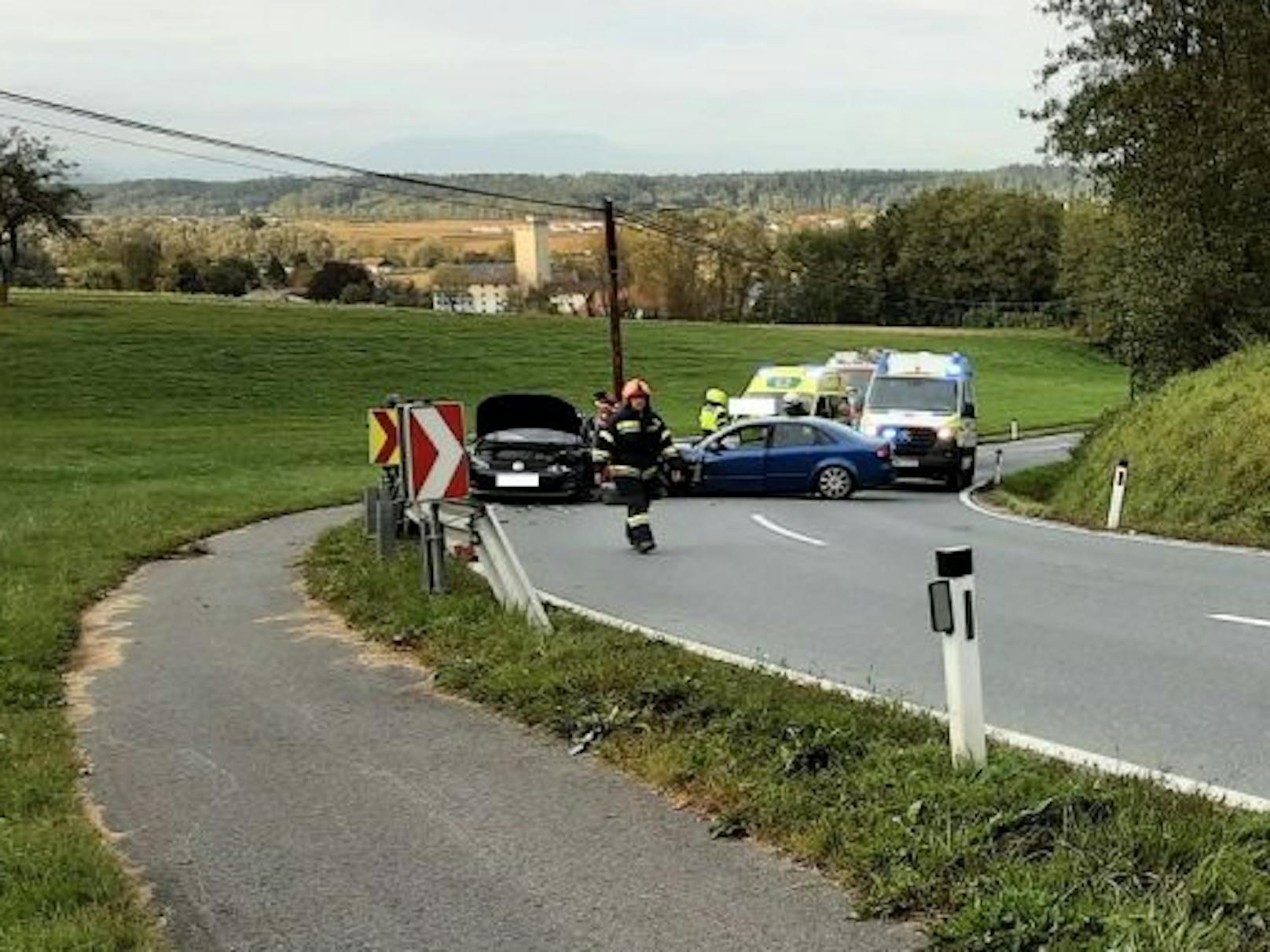 Bei der Frontalkollision auf der L303 in Pöls an der Wieserbahn (Dobl-Zwaring) wurden beide Lenker verletzt.