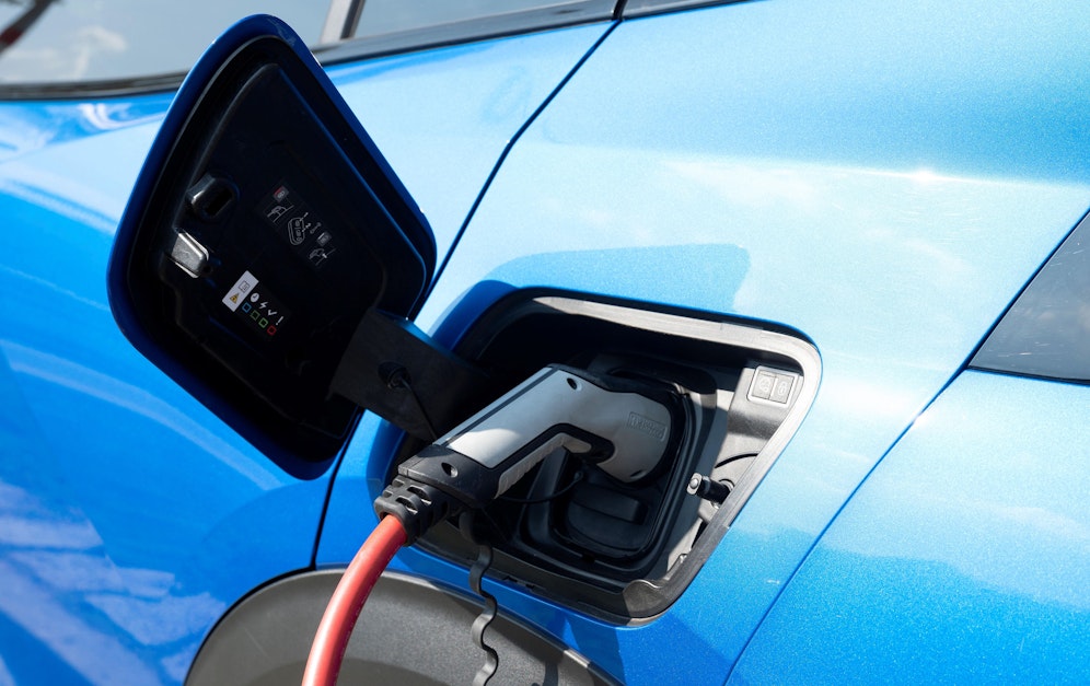Das Laden von Elektroautos wird in Großbritannien eingeschränkt.