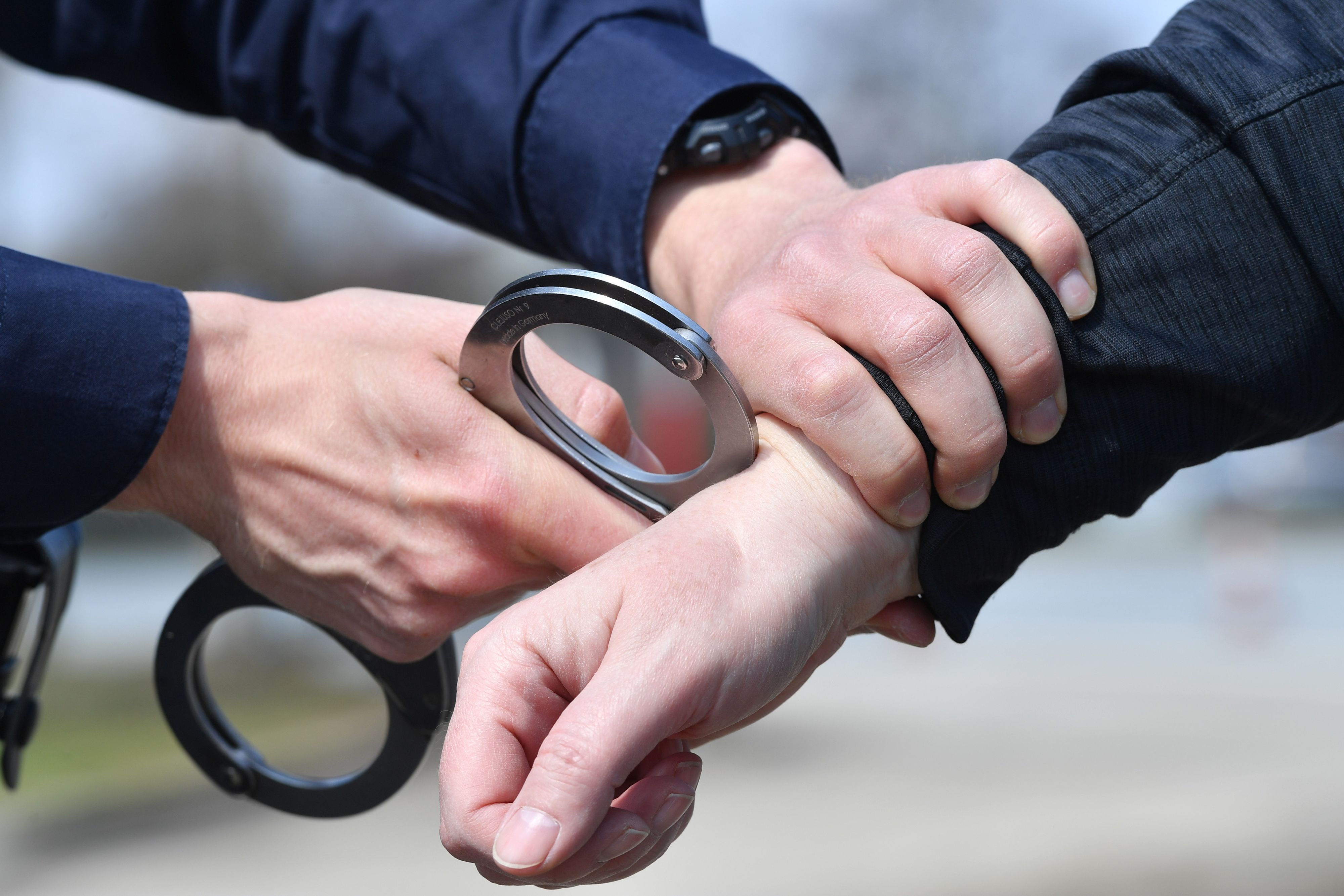 Ein 21-Jähriger wurde wegen des Verdachts der schweren Körperverletzung verhaftet.