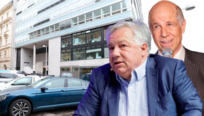 Die Brüder Wolfgang (links) und Helmuth Fellner (rechts). Im Hintergrund läuft gerade die Razzia in ihrem Verlag.