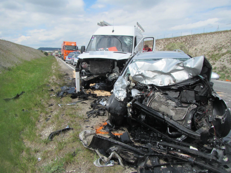 Klein-LKW und PKW nach Frontalcrash