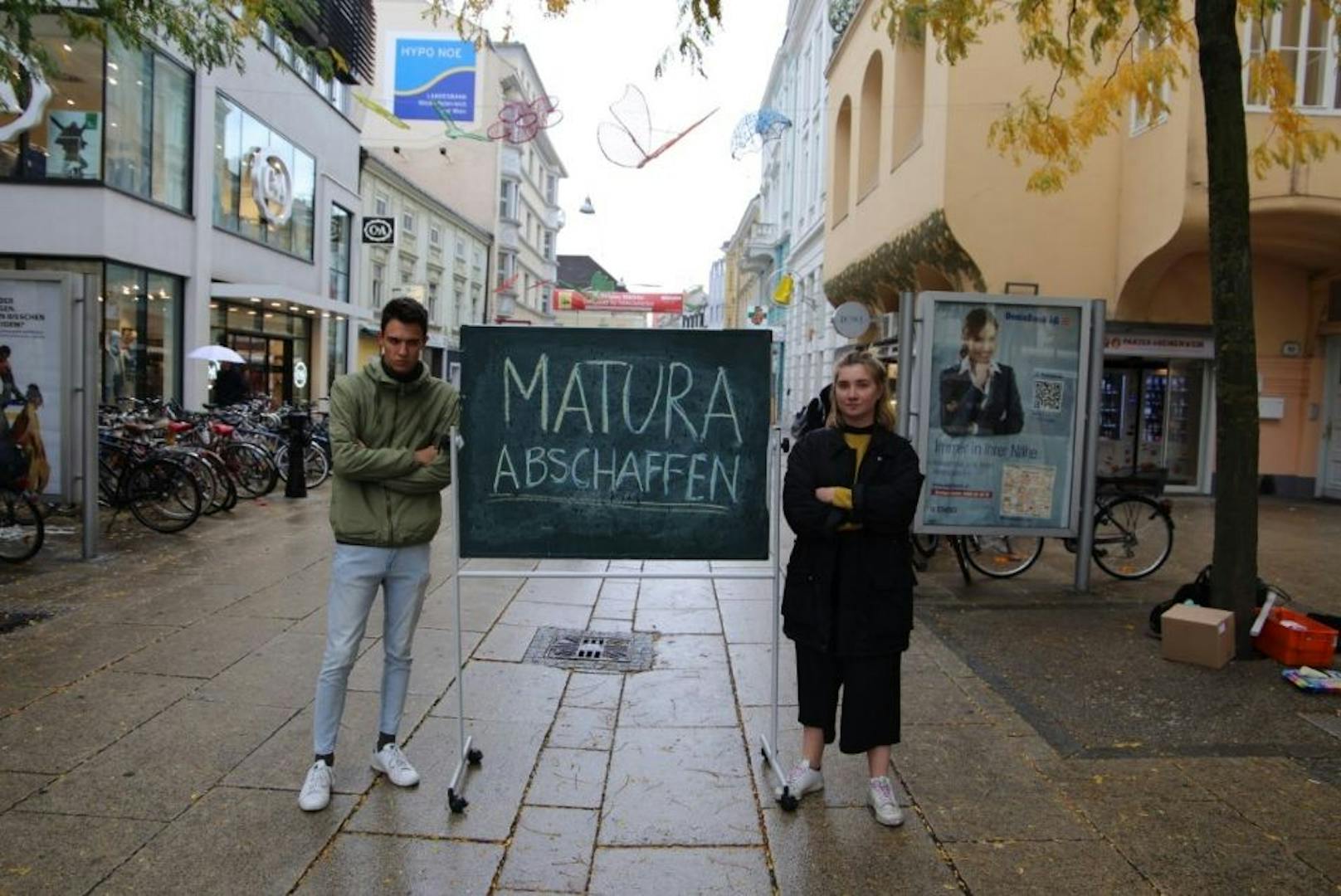 "Matura abschaffen!" Paul Stich und Melanie Zvonik bei der Aktion in der St. Pöltner City