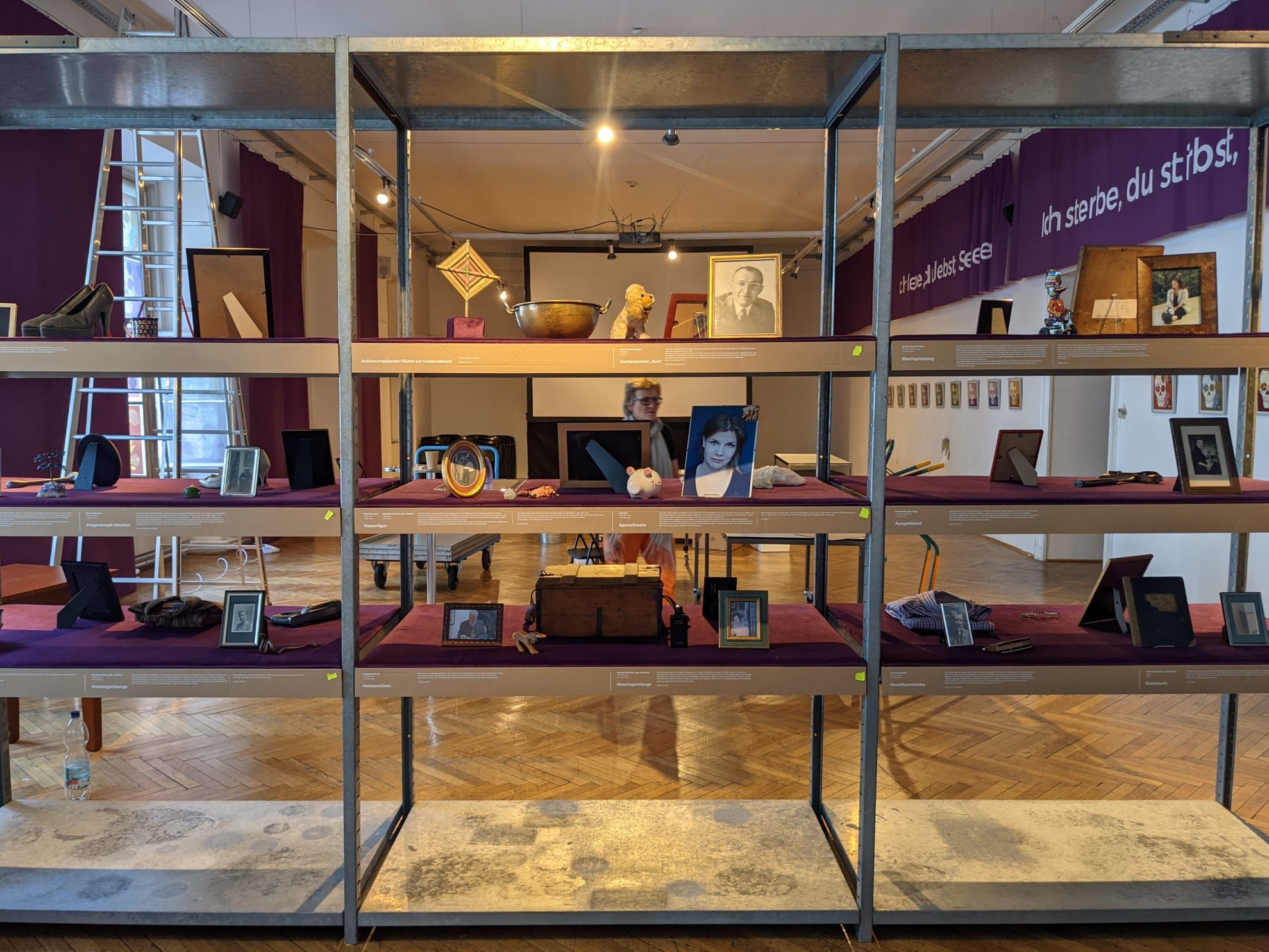 Für die Installation „Der Trost der Dinge“ werden Wiener via Social Media dazu aufgerufen, persönliche Objekte, die sie an geliebte Verstorbene erinnern, temporär zur Verfügung zu stellen.