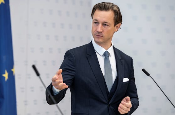Finanzminister Gernot Blümel (ÖVP) warnt vor der Bestellung des Mittels aus dem Ausland. Archivbild.
