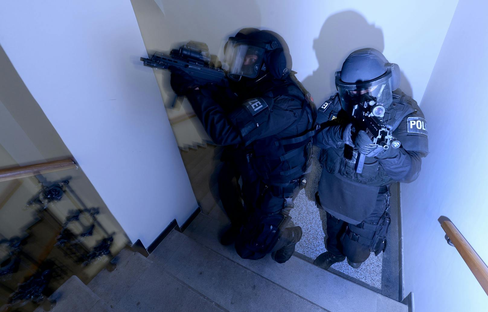 Polizisten der Sondereinheit "Einsatzkommando Cobra" in einer Übungssituation. (Symbolbild)