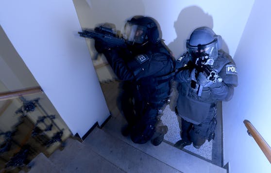 Polizisten der Sondereinheit "Einsatzkommando Cobra" in einer Übungssituation. (Symbolbild)