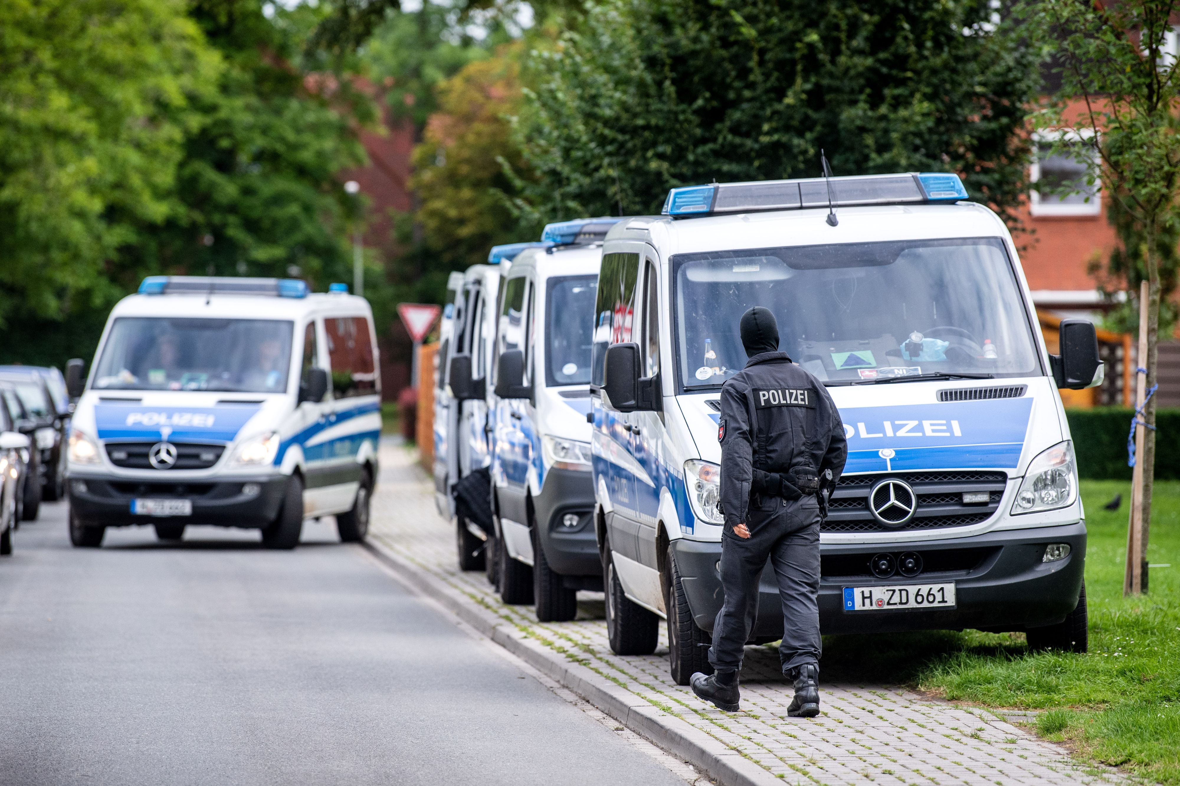 Download von www.picturedesk.com am 06.10.2021 (10:24).  03 August 2021, Lower Saxony, Wilhelmshaven: Police task forces arrive with their vehicles in a residential area. Several hundred officers search more than 30 properties in the city area. The searches are carried out on suspicion of dealing in narcotics on a commercial basis. Photo: Sina Schuldt/dpa - 20210803_PD10156 - Rechteinfo: Rights Managed (RM)