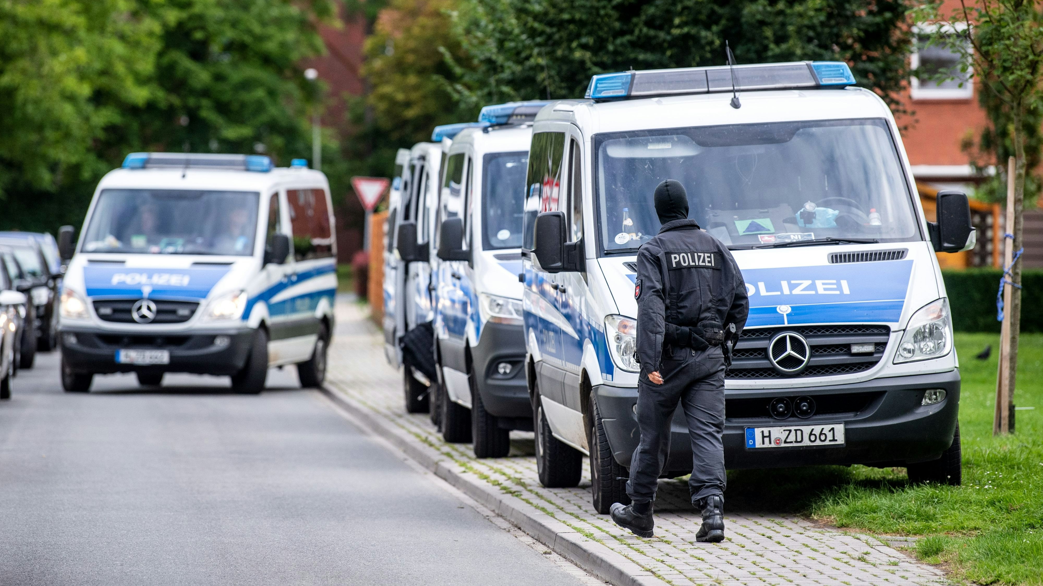 Download von www.picturedesk.com am 06.10.2021 (10:24).  03 August 2021, Lower Saxony, Wilhelmshaven: Police task forces arrive with their vehicles in a residential area. Several hundred officers search more than 30 properties in the city area. The searches are carried out on suspicion of dealing in narcotics on a commercial basis. Photo: Sina Schuldt/dpa - 20210803_PD10156 - Rechteinfo: Rights Managed (RM)